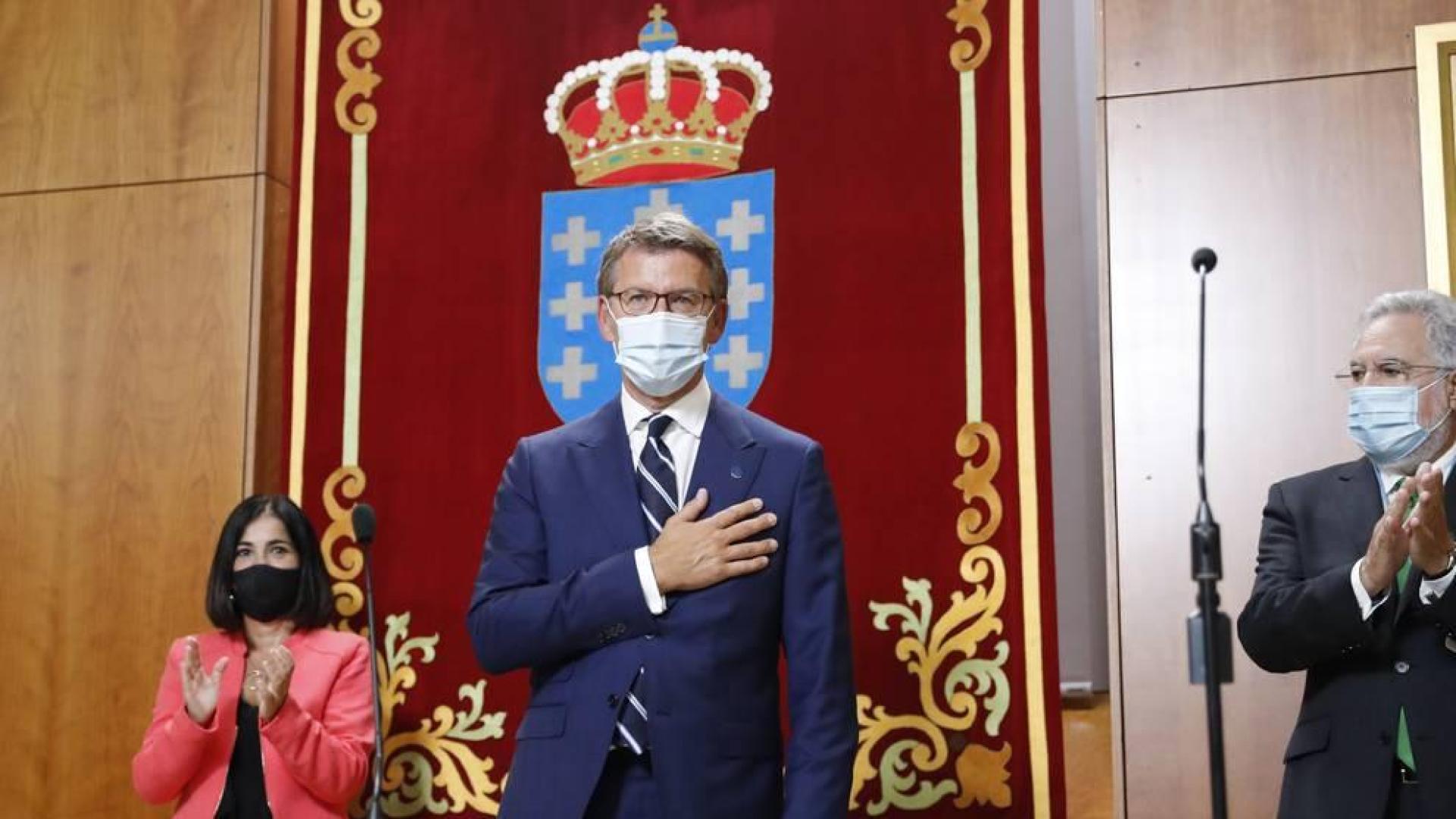 El presidente de la Xunta, Alberto Núñez Feijóo, tras jurar su cargo en presencia de la ministra de Política Territorial Carolina Darias, y del presidente del parlamento, Miguel Santalices.