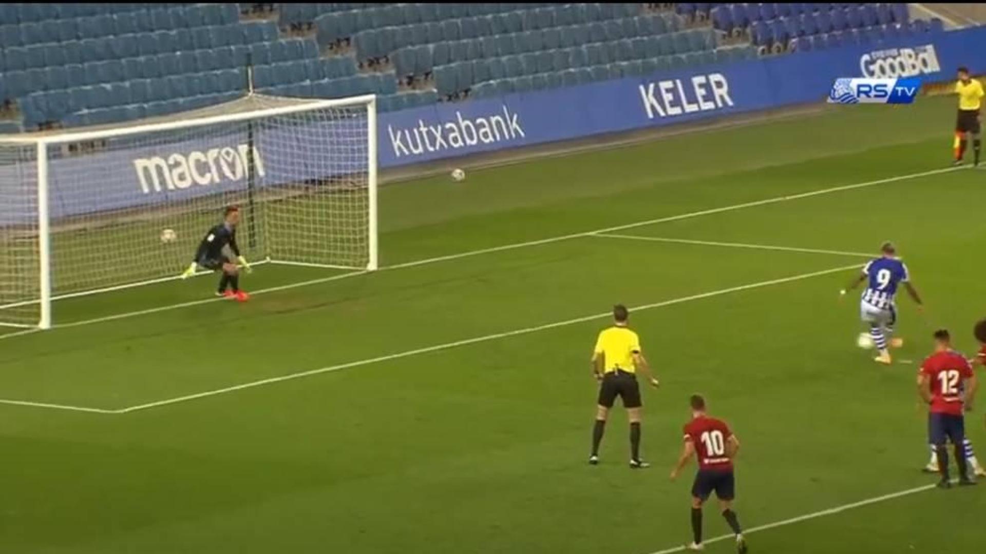 William José marca de penalti el primer gol del partido.