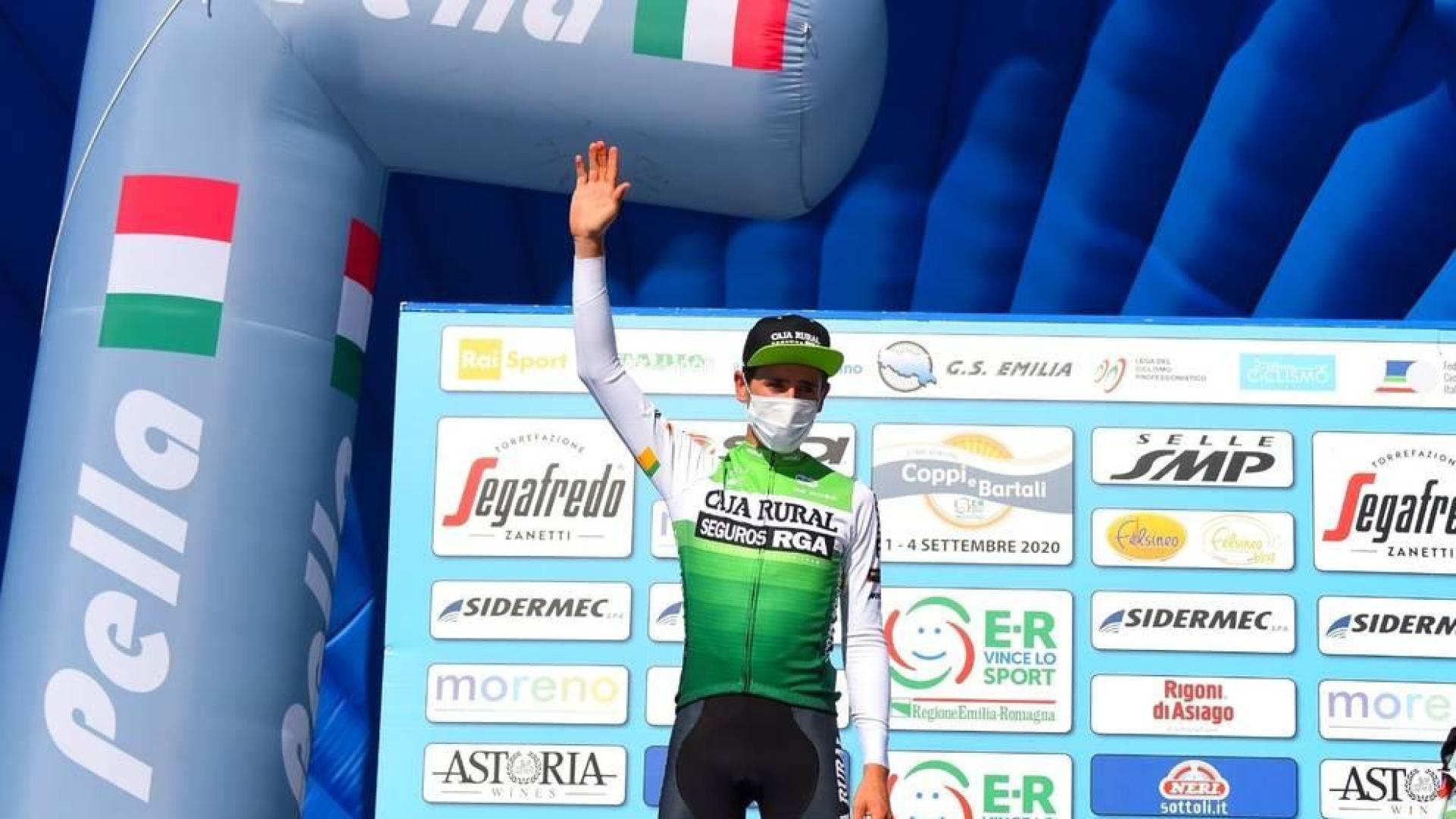 Julen Amézqueta saluda desde el podio de la Coppi-Bartali.