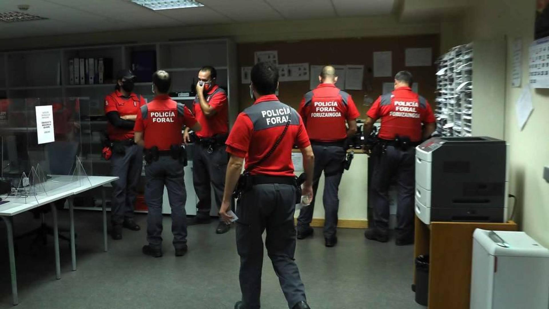 Diario de Navarra acompaña a dos patrullas de la Policía Foral durante una noche