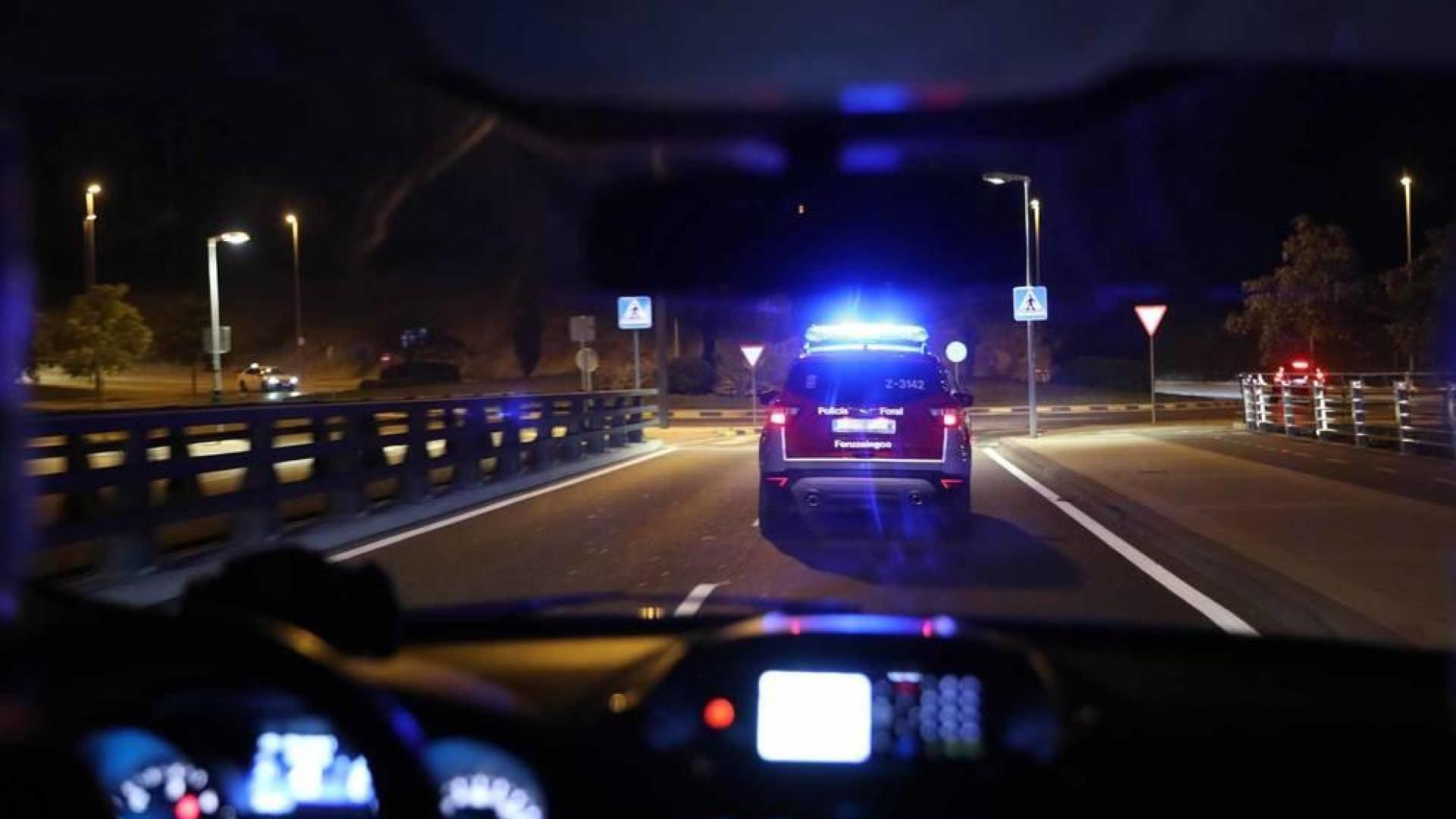 Diario de Navarra acompaña a dos patrullas de la Policía Foral durante una noche