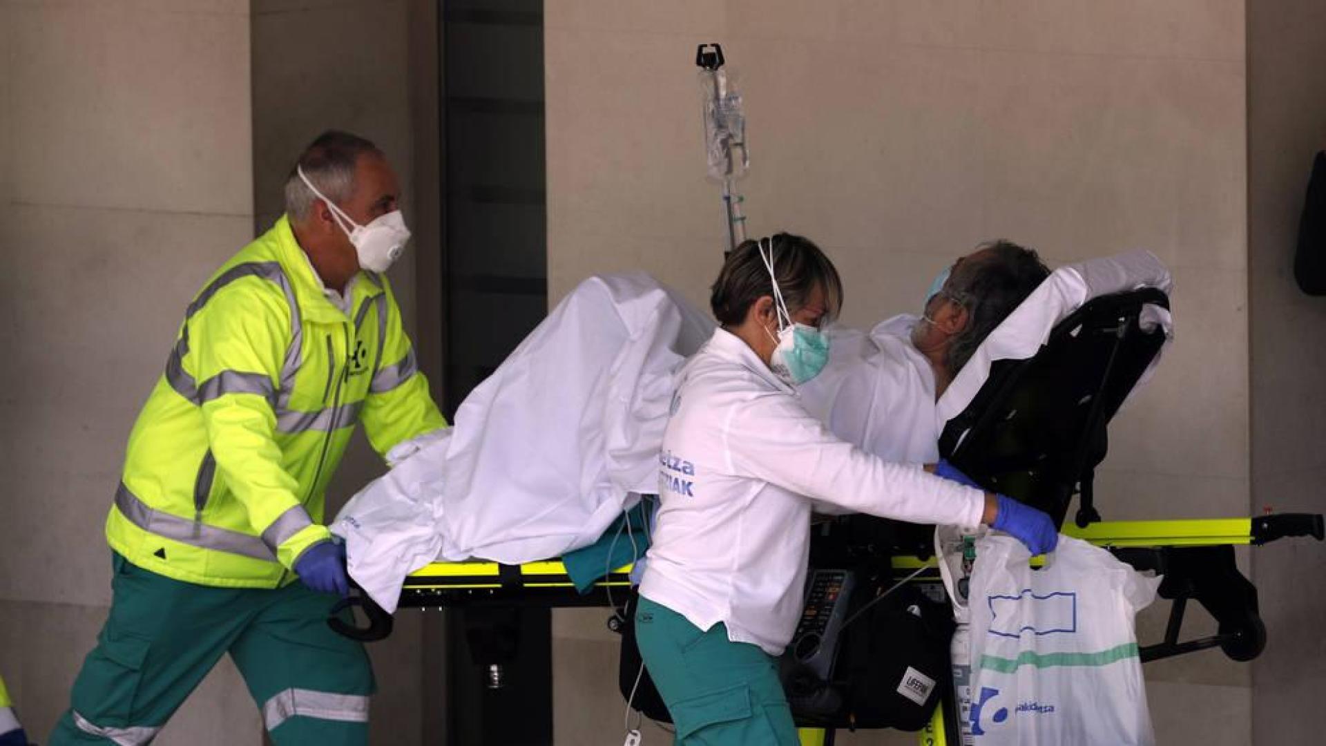 Traslado de un enfermo en el hospital de Cruces el pasado marzo.