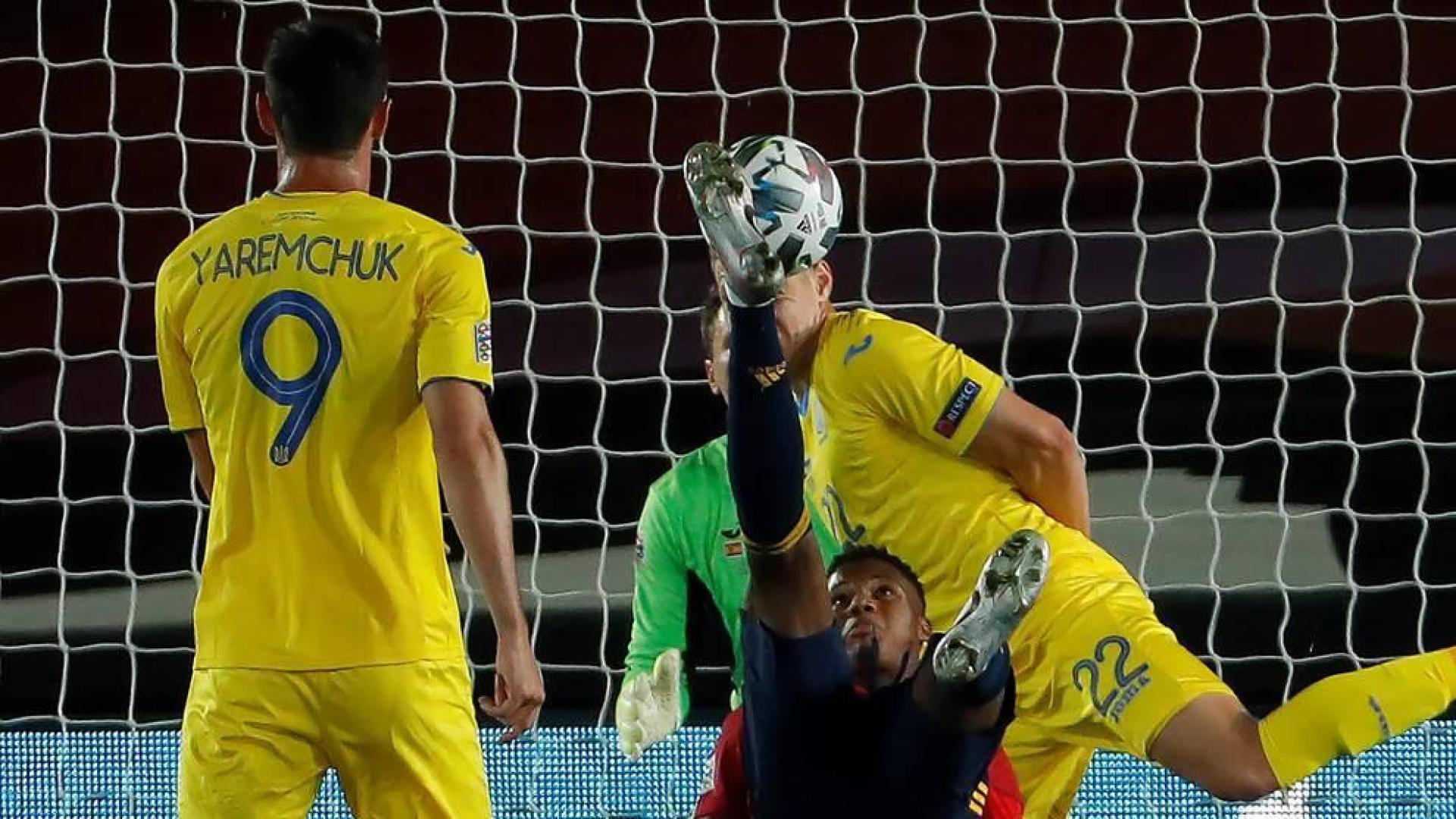 Ansu Fati remata de chilena en el partido contra Ucrania.