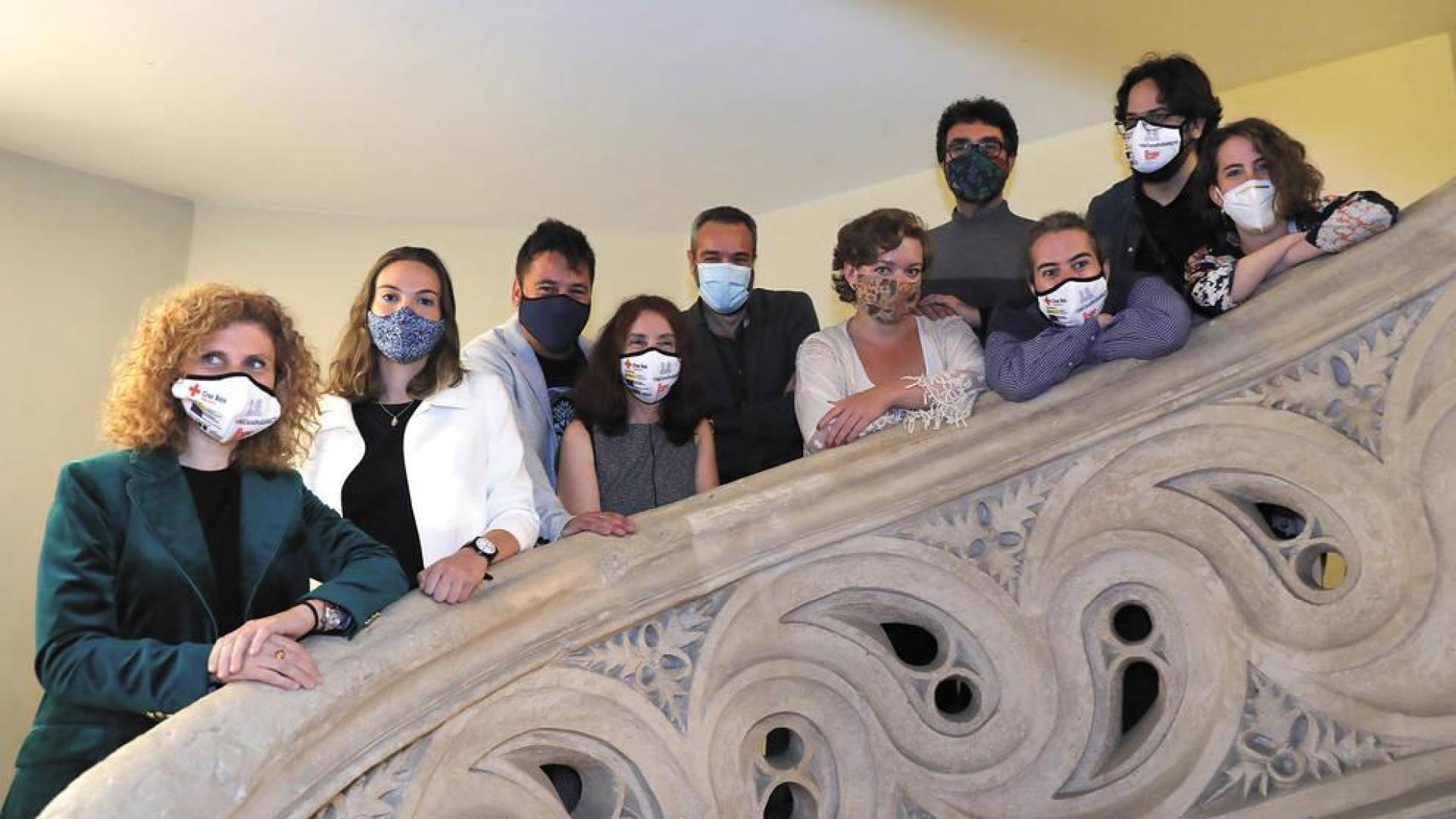LOS PREMIADOS. Desde la izquierda, Núria Parera (Peras de San Juan), María Monreal (Toda la vida), Raúl de la Fuente (Woman), Bakartxo Pollacino (madre de Ilune Díaz, coautora del guion El fantasma de Dora), Quim Torrents (El reel de clau creatives) y Anastasia Mara, Daniel de Miguel, F.J.García, Tomás Álvarez y Sandra Caballero (los cuatro de Día de compras).