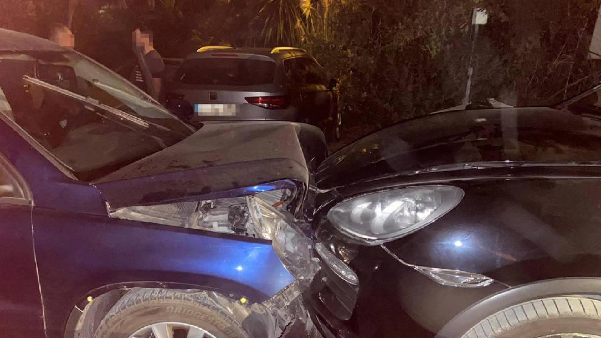Estado en el que ha quedado el vehículo policial, a la izquierda, embestido.