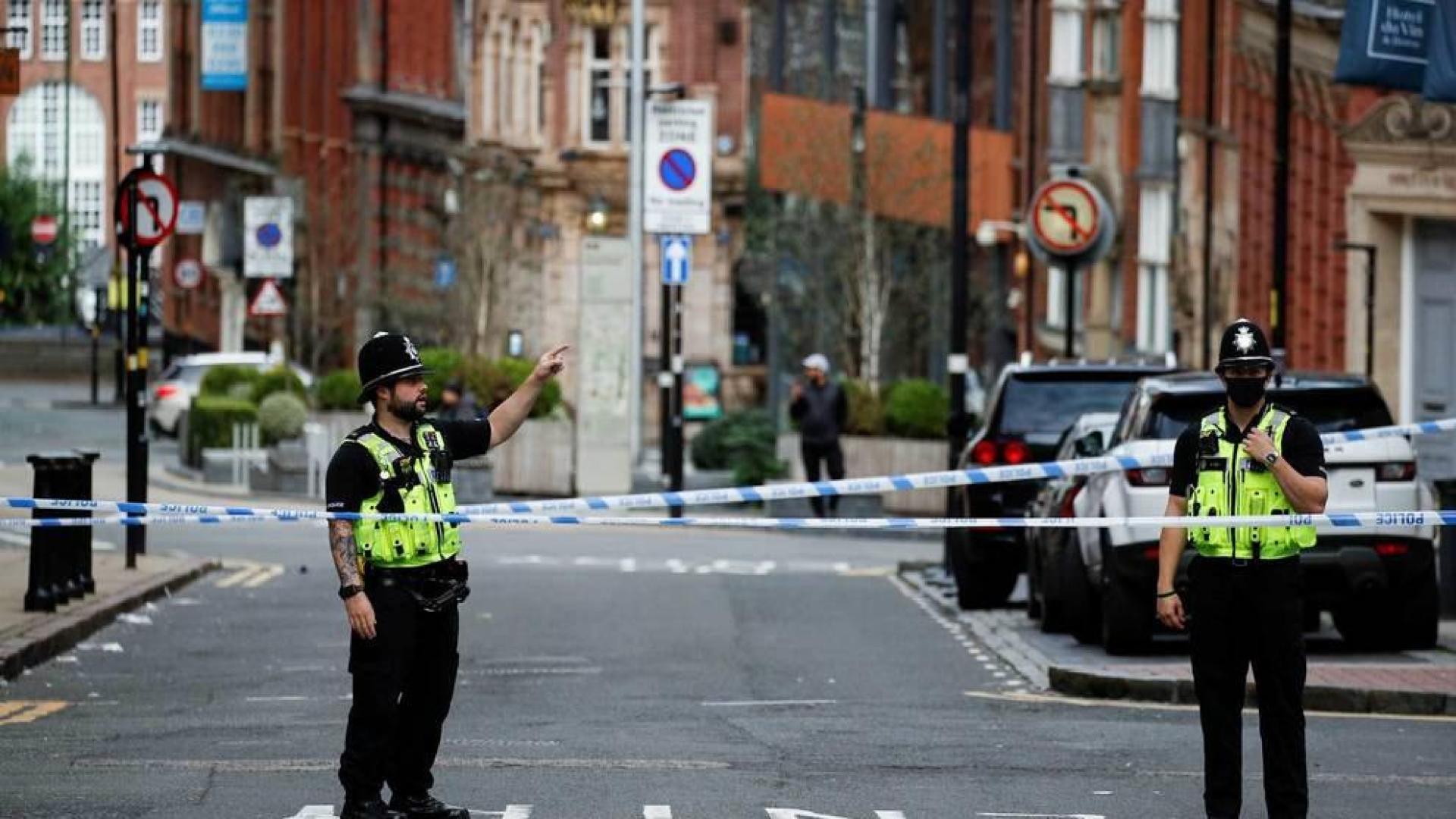 Varios agentes de la policía británica investigan el apuñalamiento ocurrido en Birmingham
