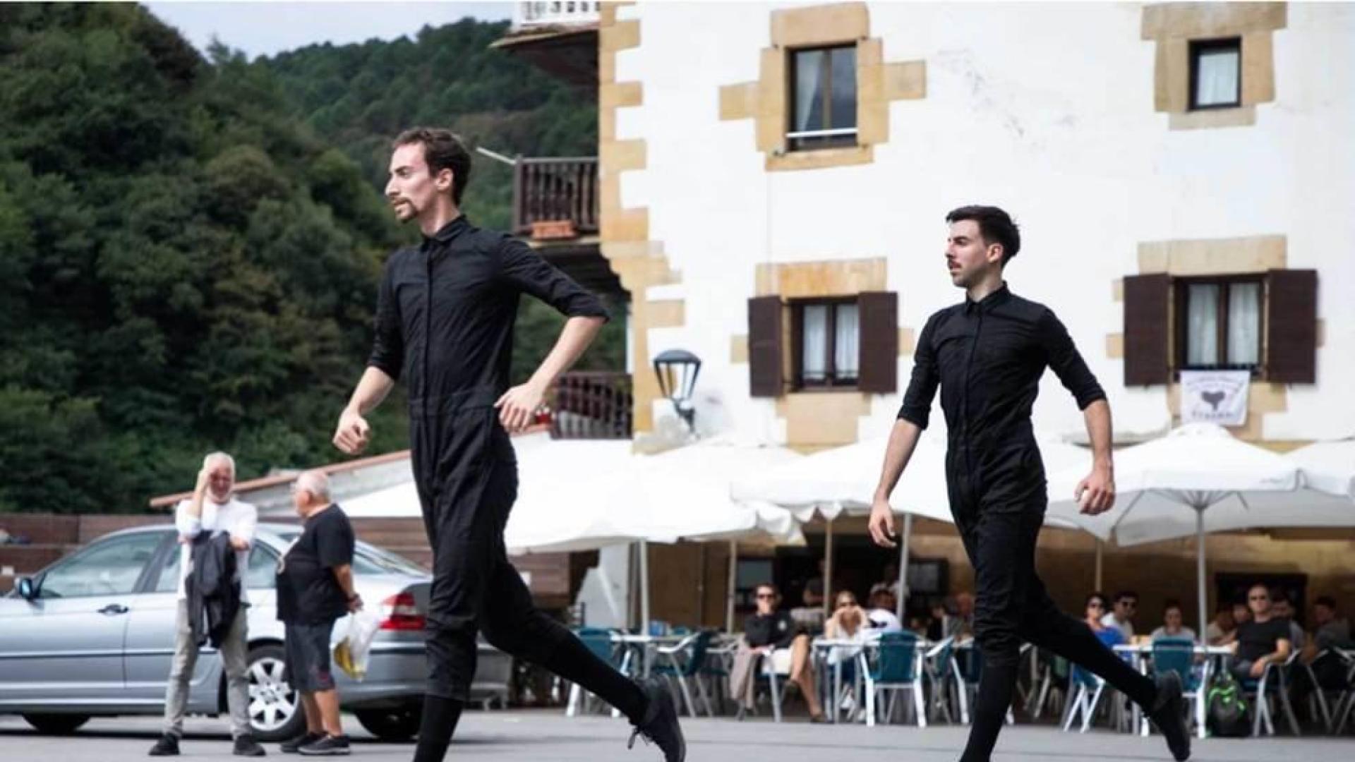 Los coreógrafos y bailarines Martxel Rodríguez y Jon López de Led Silhouette durante una actuación
