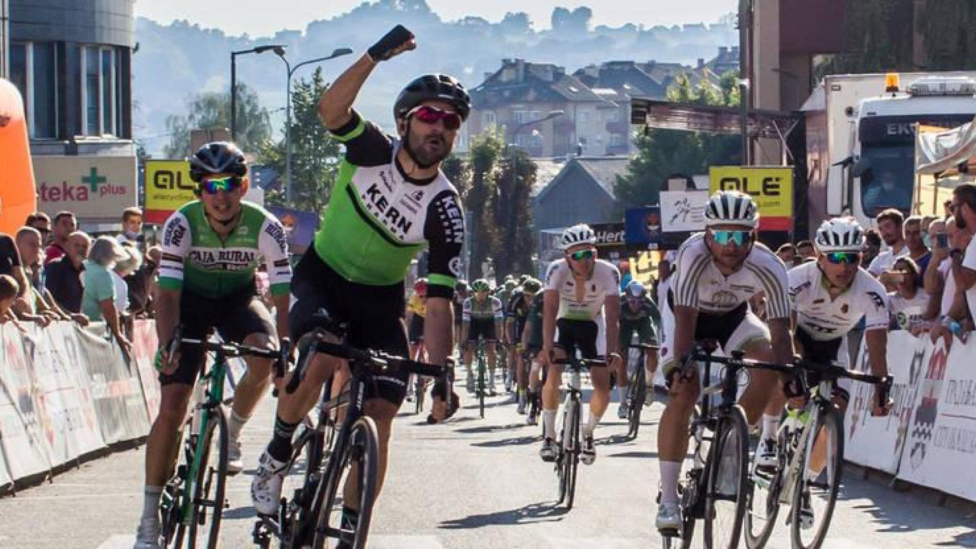 Enrique Sanz celebra el primer triunfo del equipo navarro Kern Pharma.