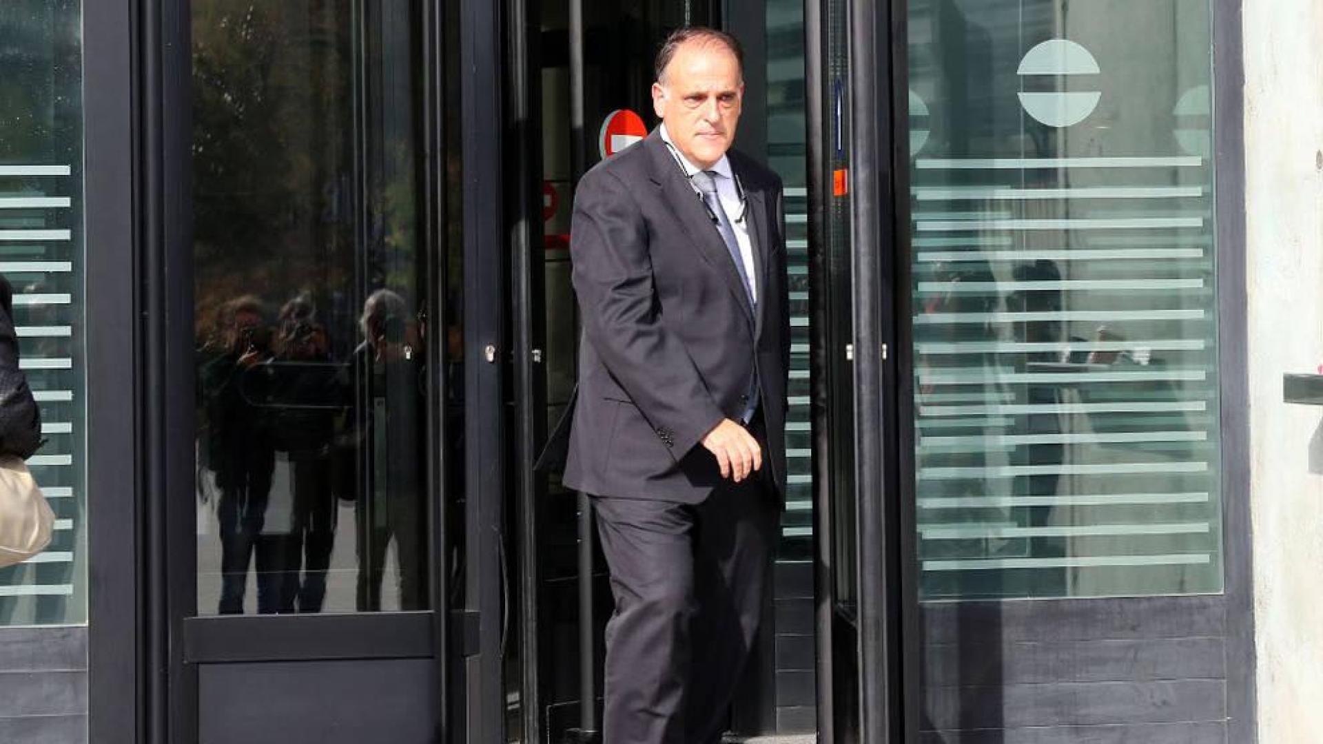 El presidente de la LFP, Javier Tebas, sale del juzgado.