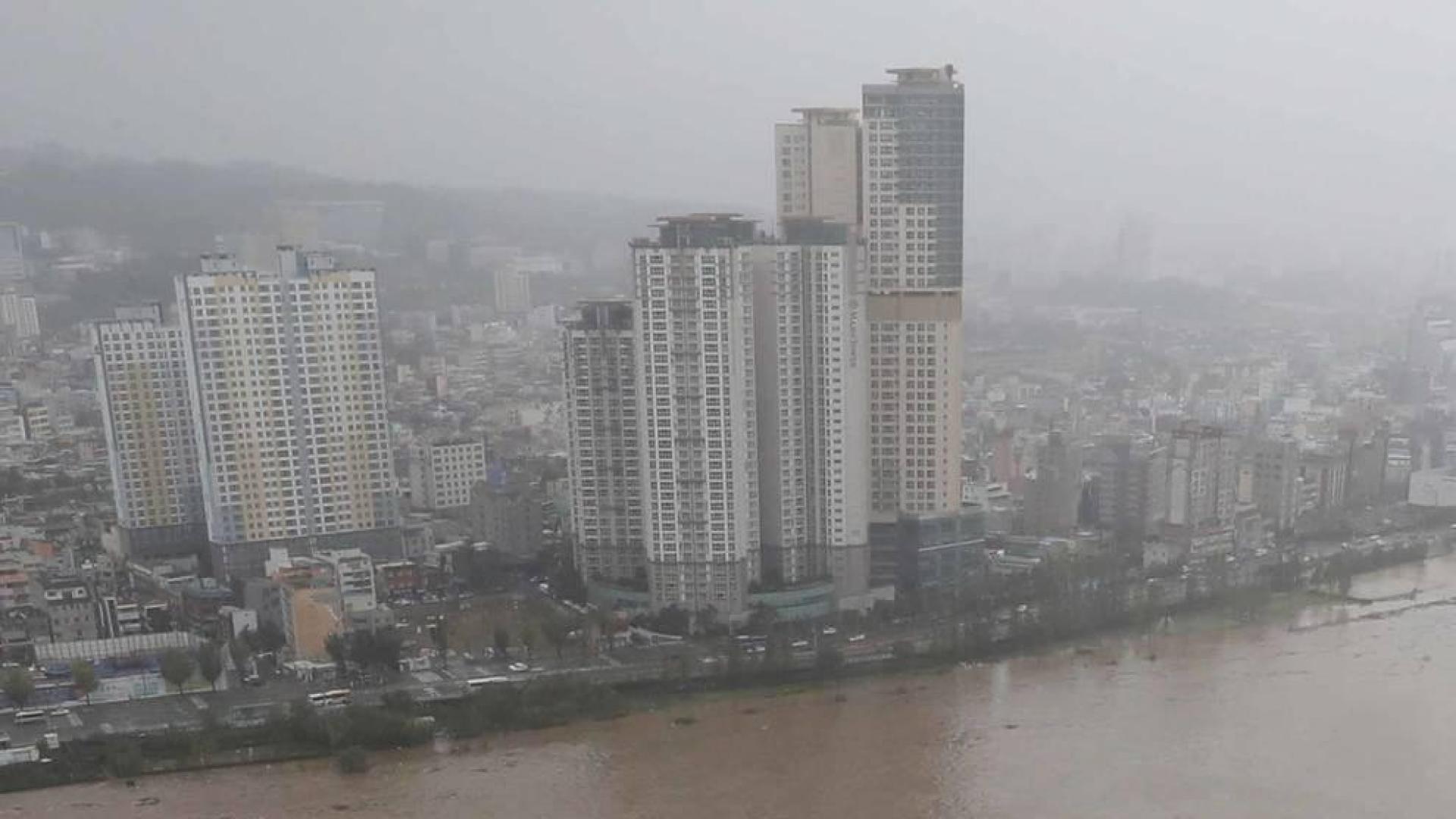 Al menos 35 personas han resultado heridas en las últimas horas en Japón por el paso de un tifón que ha castigado la región suroccidental del país con vientos huracanados que llegaron a tener una fuerza sin precedentes históricos.