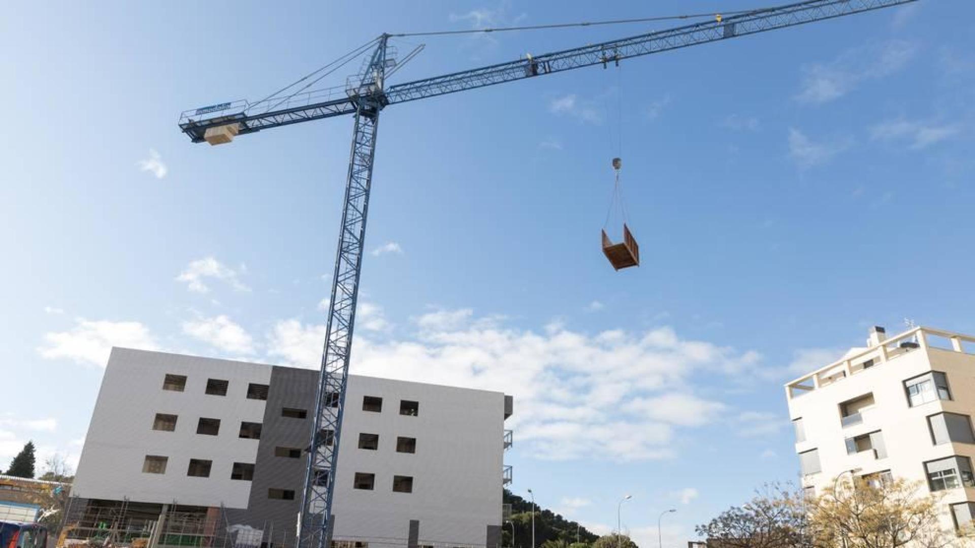 Obras de construcción de un edificio entre las calles Amigos del País y Avda. Merindades.