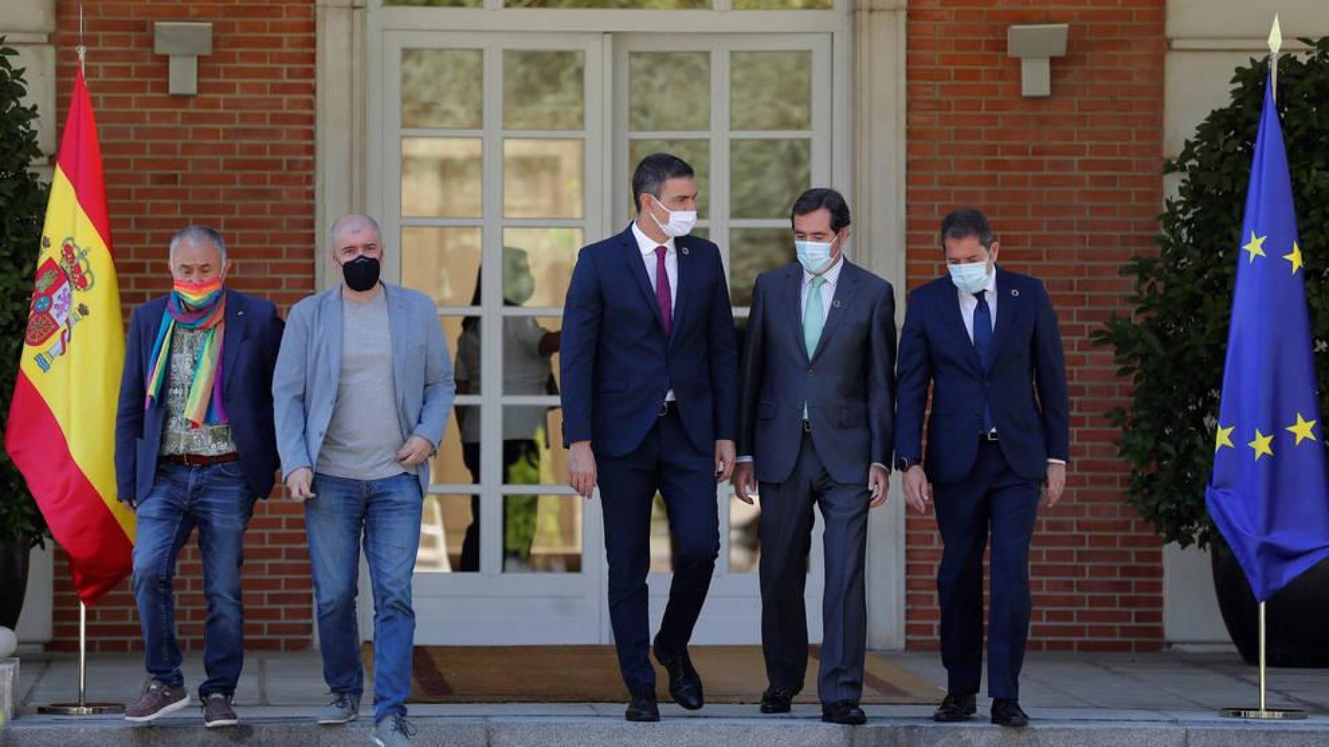 El presidente del Gobierno, Pedro Sánchez junto a los presidentes de CEOE, Antonio Garamendi, y Cepyme, Gerardo Cuerva, y los secretarios generales de UGT, Pepe Álvarez, y CCOO, Unai Sordom, tras la firma del 'Acuerdo por la reactivación económica y el empleo'