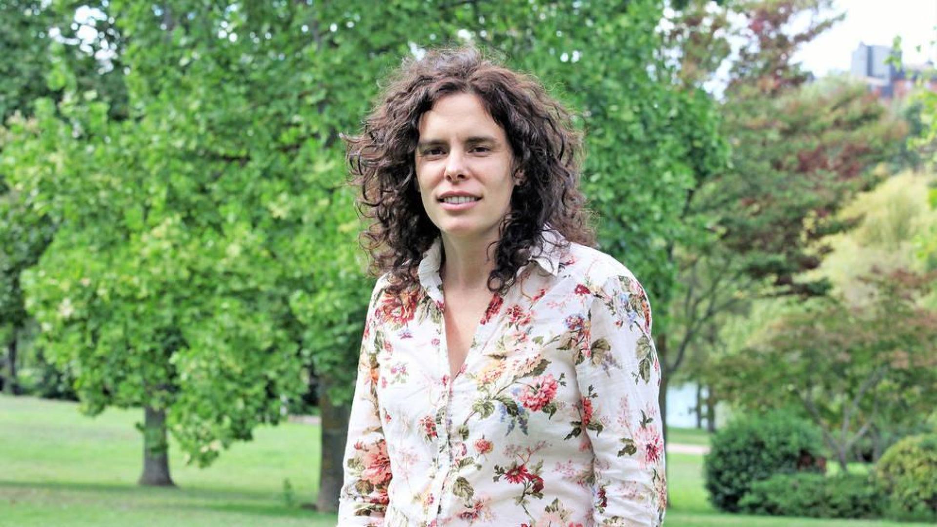 Patricia Pérez Fernández, este lunes, en el parque Yamaguchi de Pamplona. El documental A media voz que ha dirigido con Heidi Hassan llegará a los cines en diciembre.