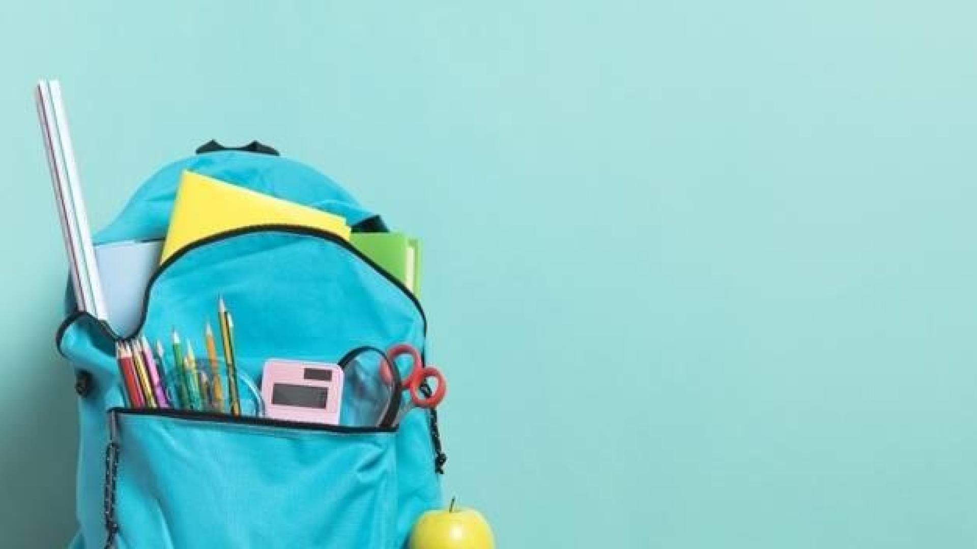 Imagen de una mochila escolar con abundante material