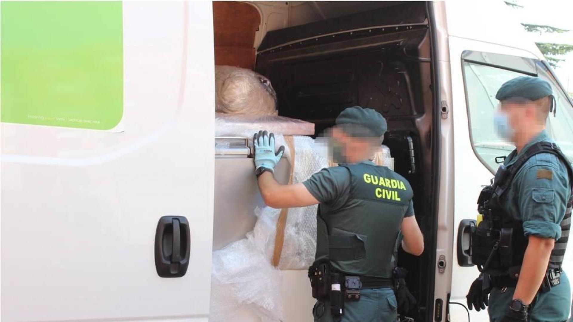 Los dos ocupantes han sido detenidos por un delito de Tráfico de drogas.