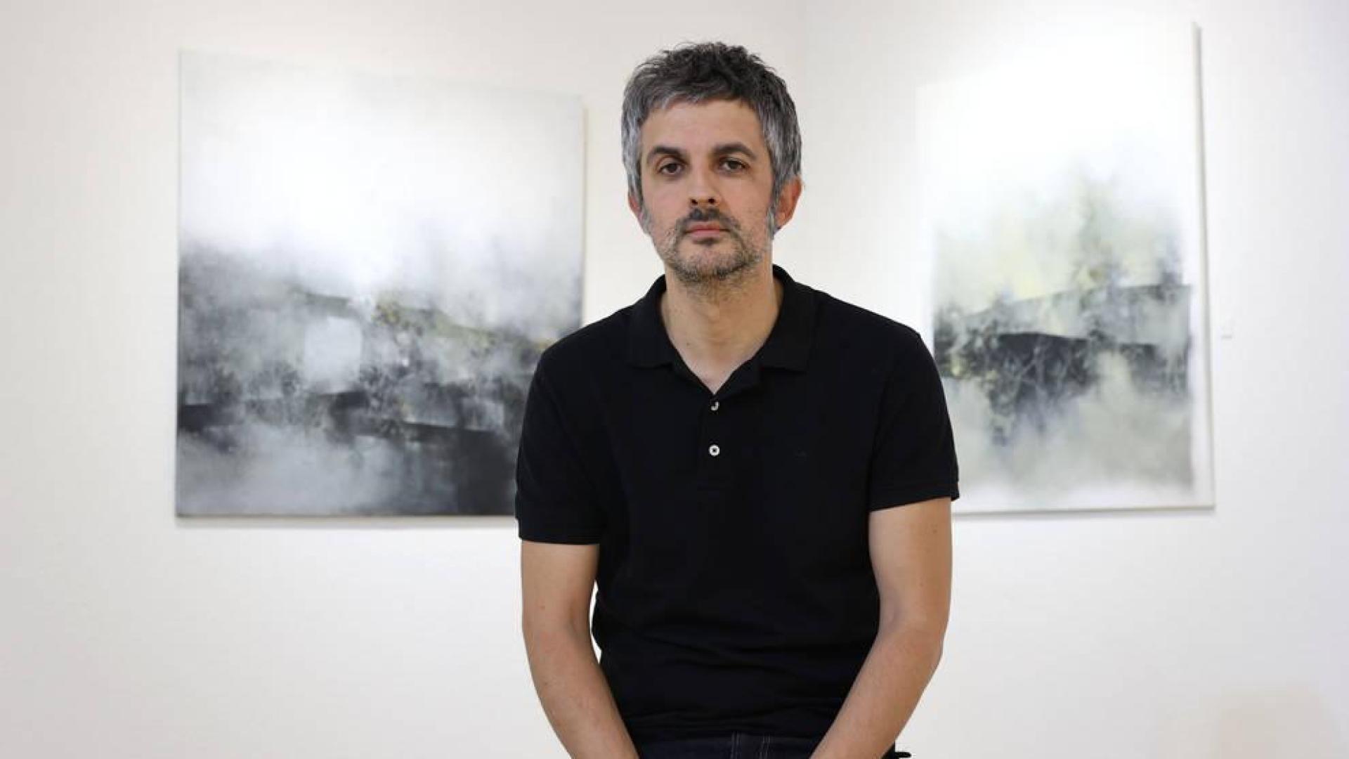 Javier Egiluz, este martes en la galería Ormolú, donde muestra actualmente la exposición Geografía latente