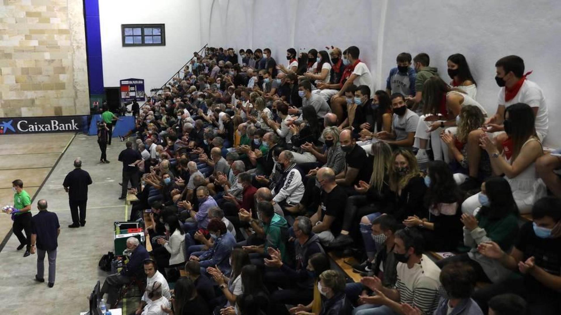 Más de 200 espectadores, sin distancia social y con mascarilla