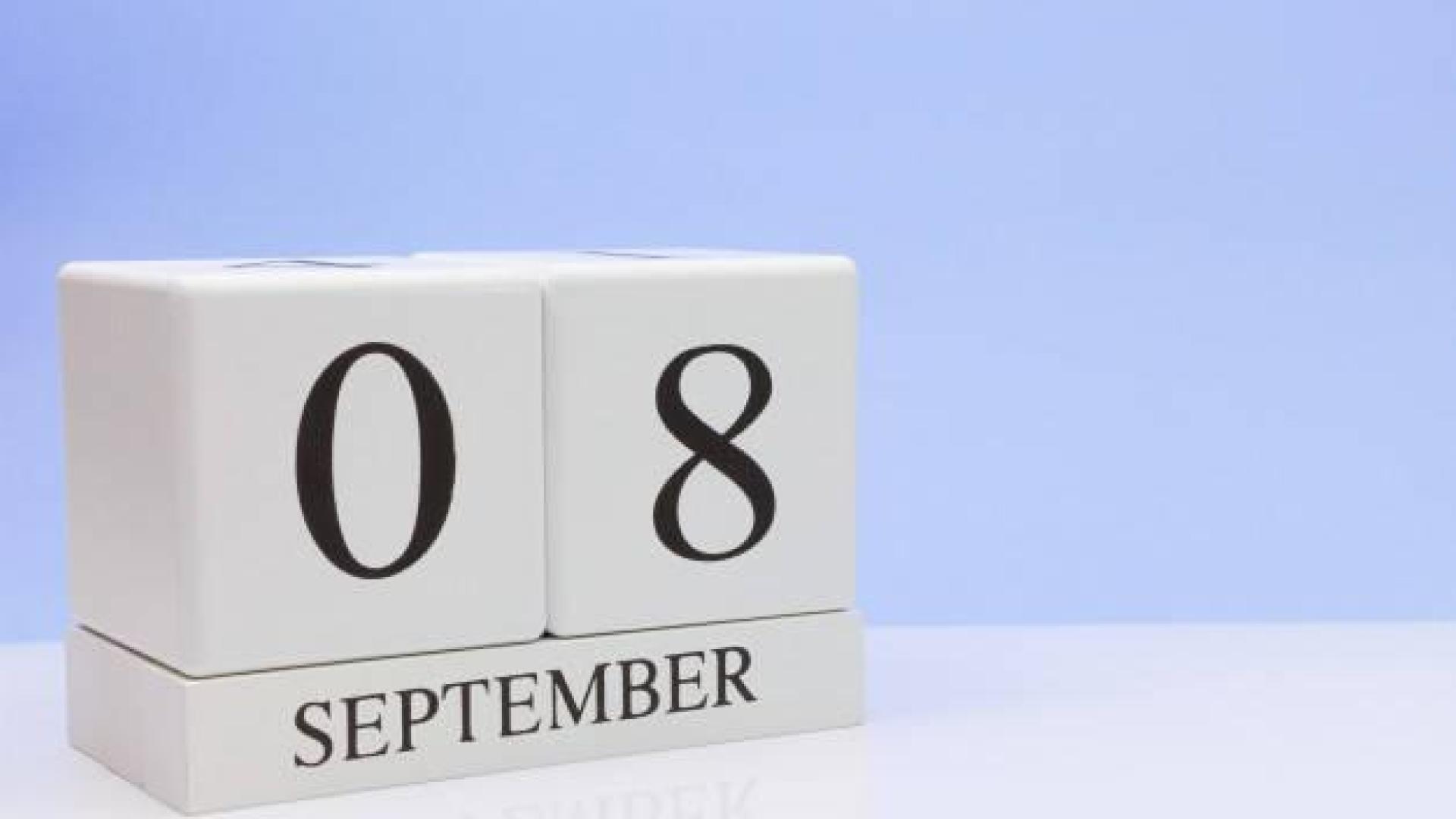 Imagen de dos cubos con la fecha 8 de septiembre