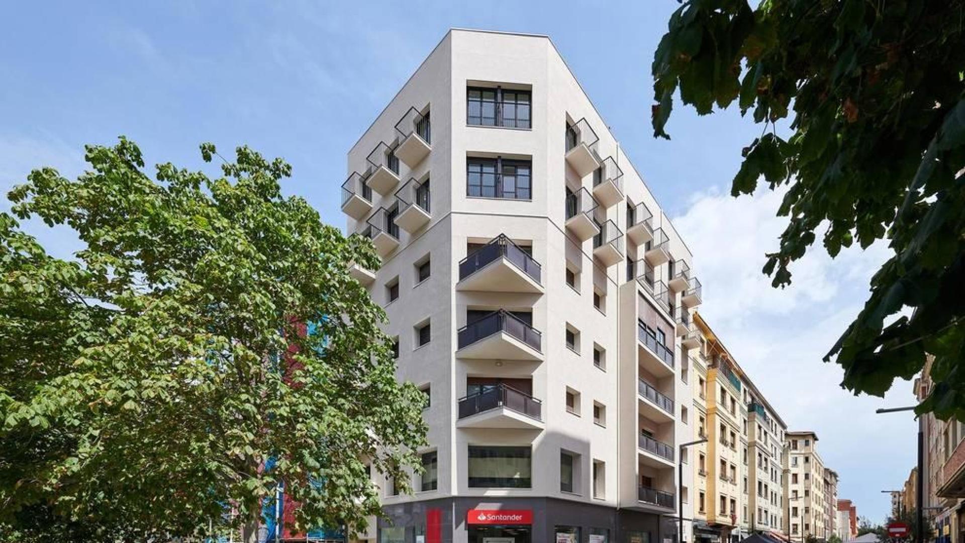 Fachada del edificio ampliado y rehabilitado en la confluencia de las calles Carlos III y Tafalla de Pamplona