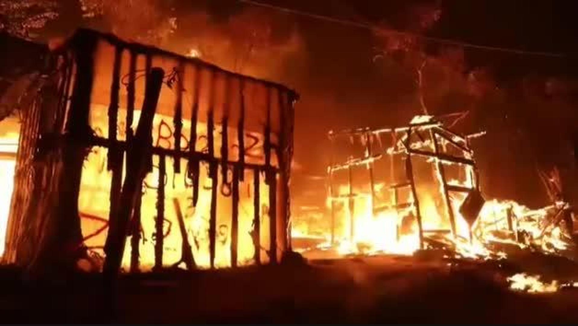 Vídeo: El fuego devora el campo de refugiados de Moria en Lesbos
