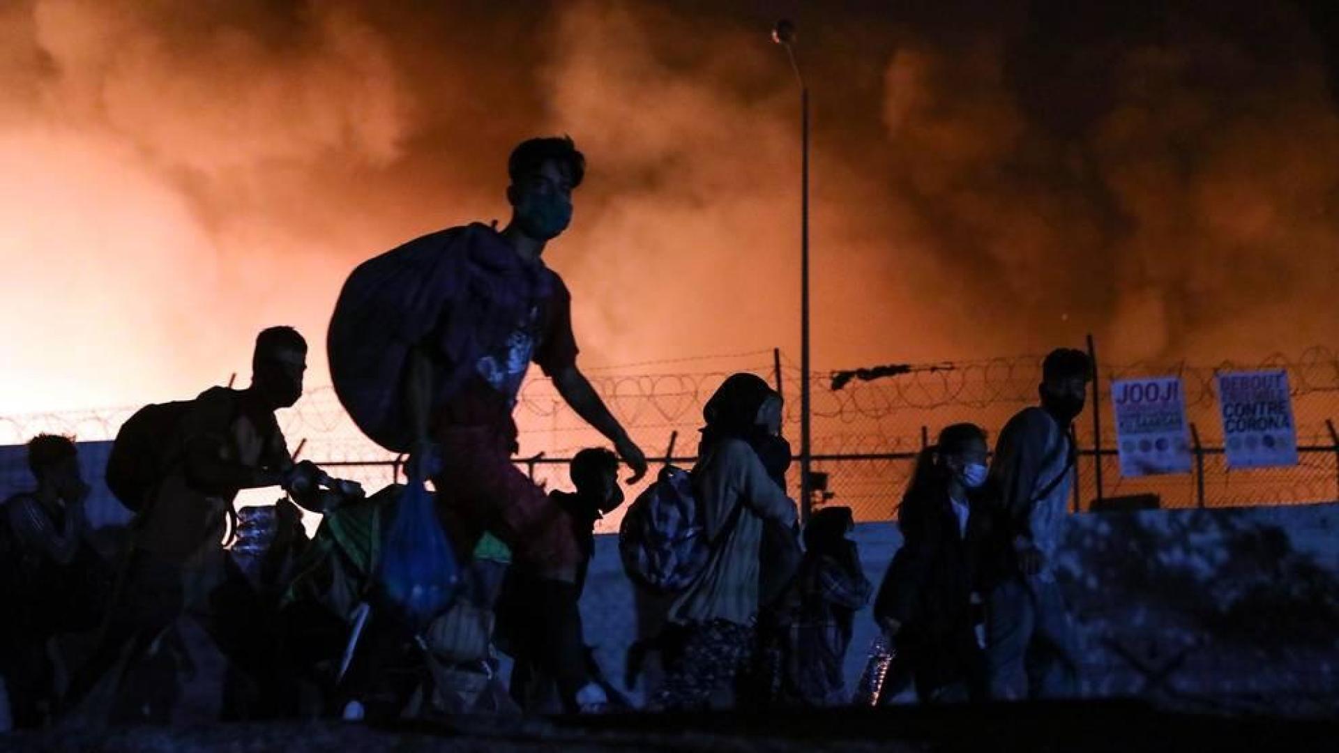 El campo de refugiados de Moria, en la isla de Lesbos, que alberga a cerca de 13.000 personas ha quedado prácticamente destruido en un incendio provocado esta madrugada tras enfrentamientos entre los migrantes.