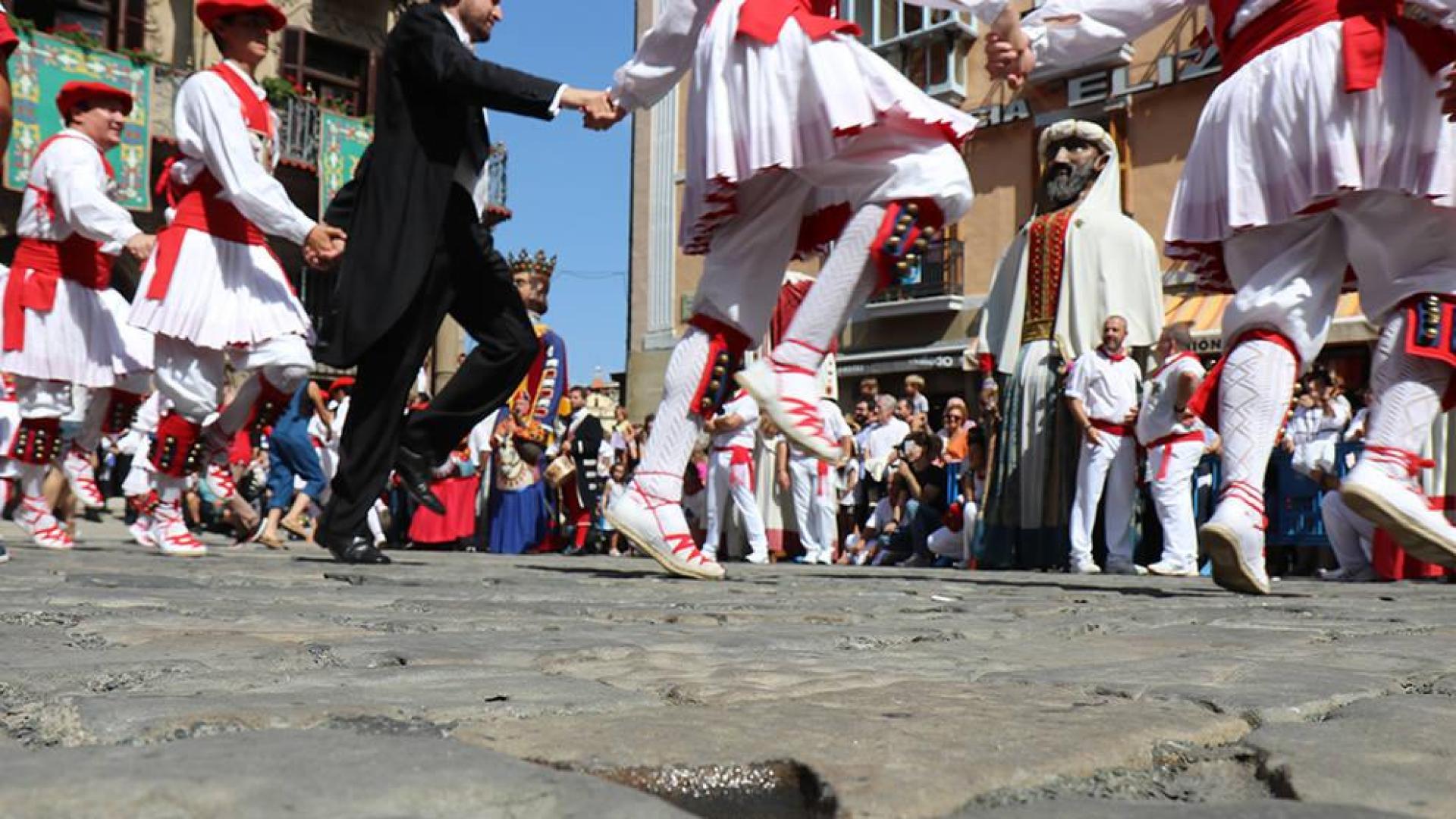 Los gigantes y cabezudos conmemoran en las calles de Pamplona el Privilegio de la Unión