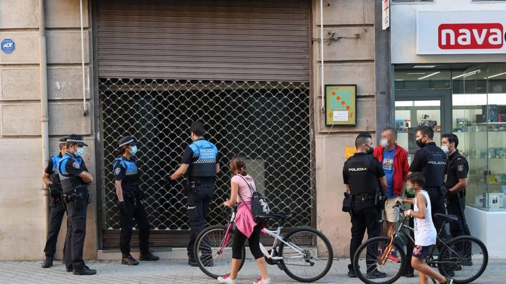 Agentes de la Policía Municipal y de la Policía Nacional durante el desalojo de la bajera de la calle Bergamín