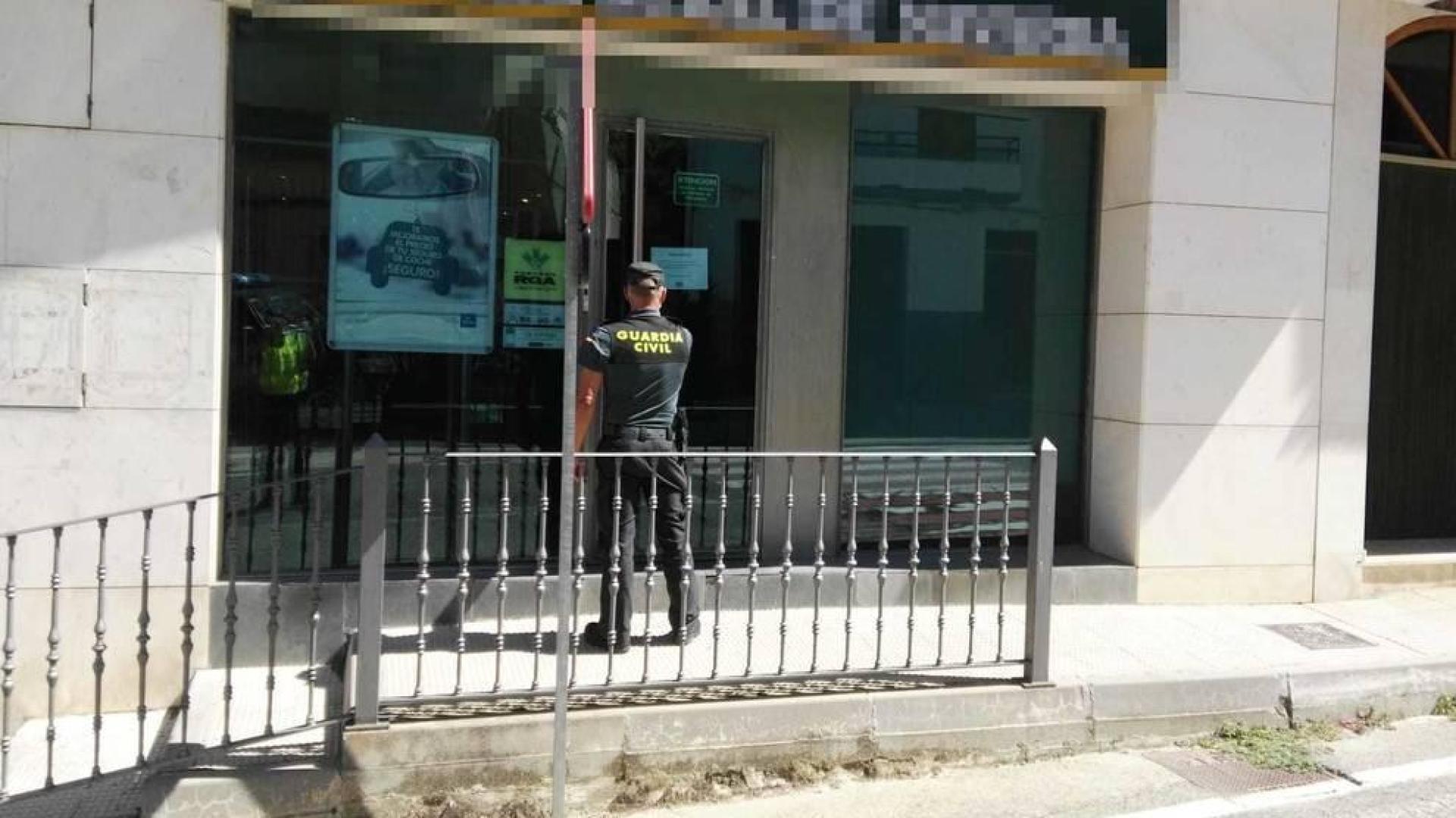 Detenida una extrabajadora de una sucursal bancaria por el hurto de 5.000 €