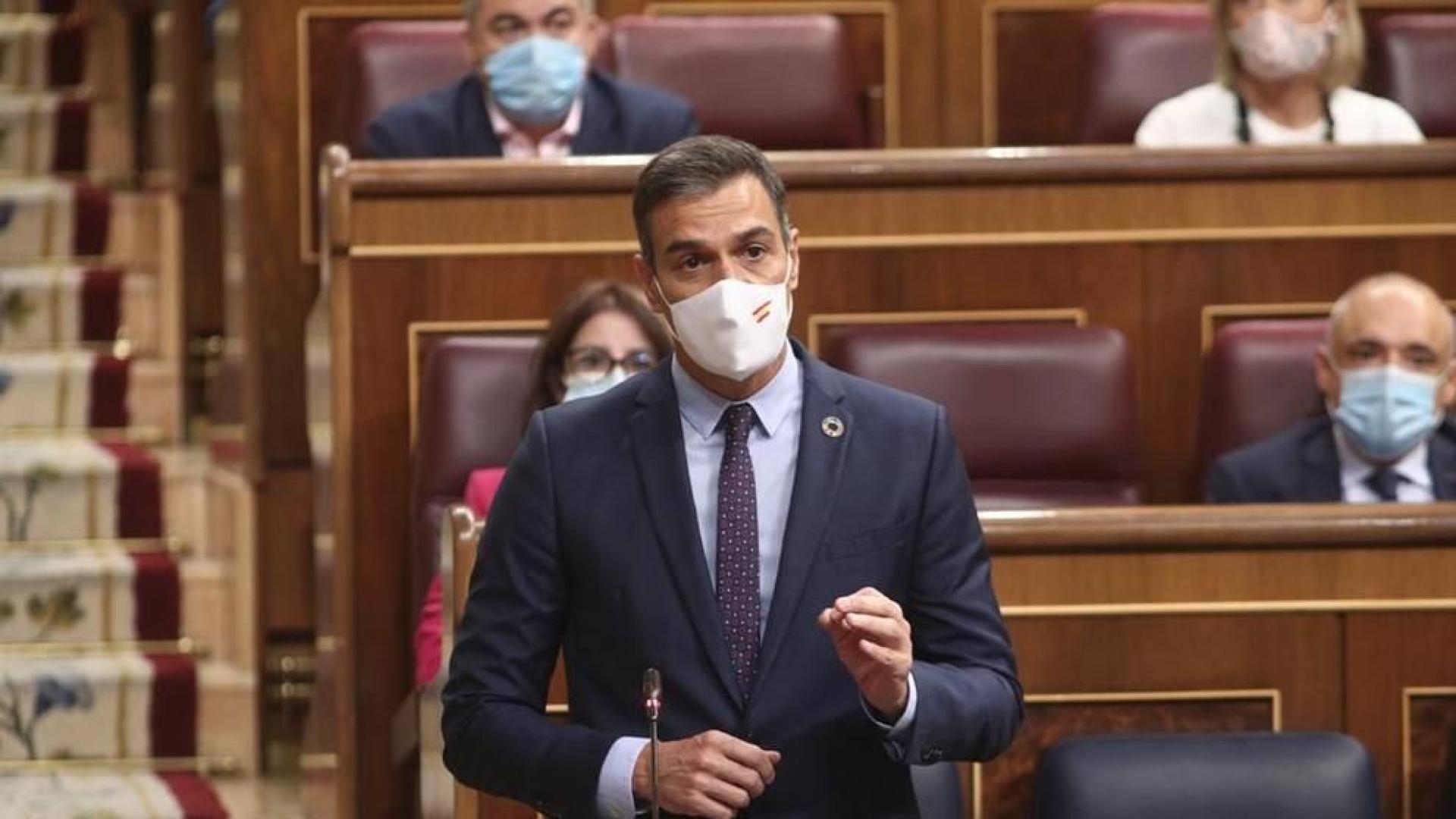 Sánchez acusa al PP de incumplir la Constitución y Casado denuncia que busca su "rendición"