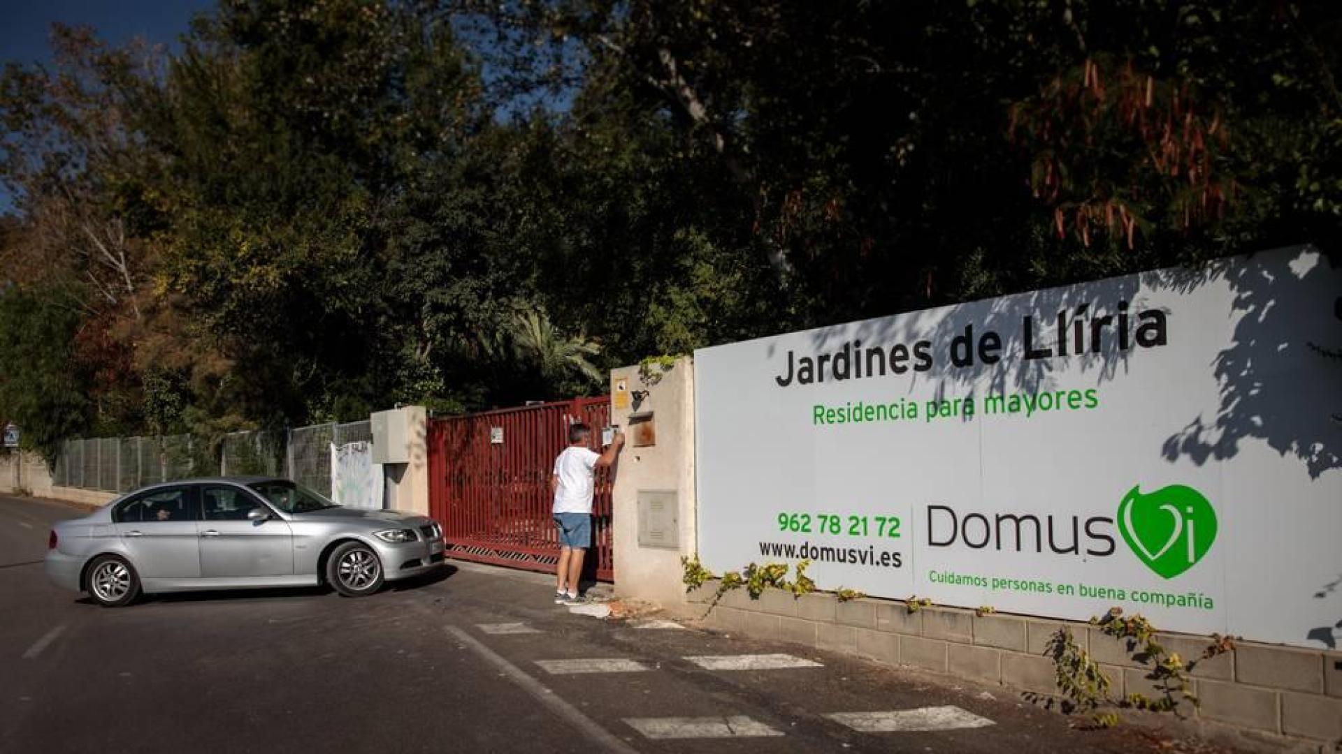 Familiares acceden a la residencia Domus VI de Lliria (Valencia).