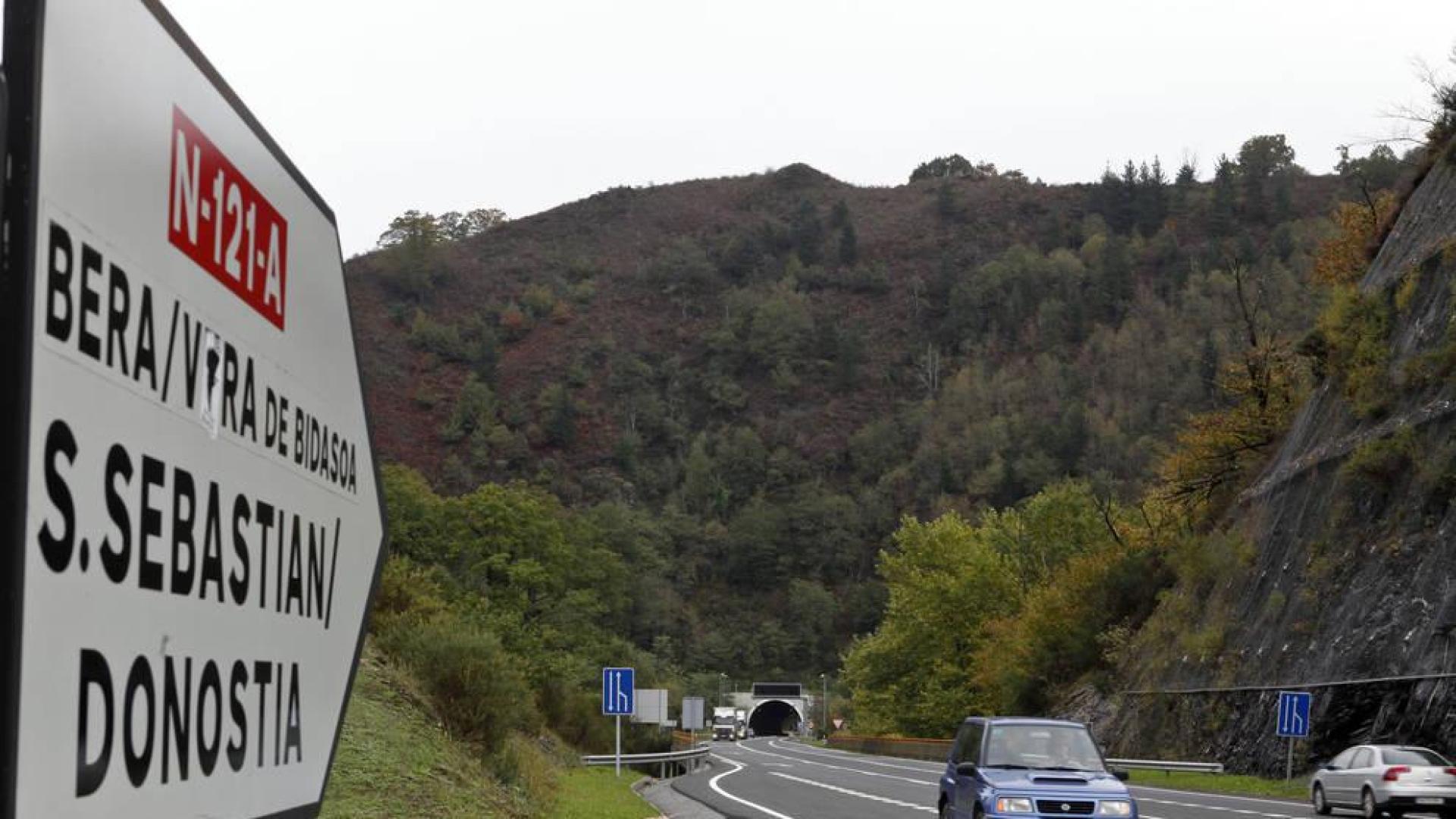 El tercer carril de la N-121-A prohibirá invadir el sentido contrario para adelantar