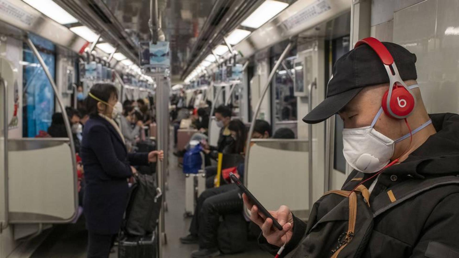 Pasajeros del metro se protegen del coronavirus con mascarillas en el metro de Shanghai