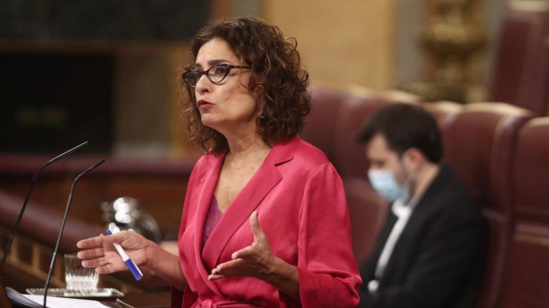 La ministra de Hacienda, María Jesús Montero, interviene desde la tribuna del Congreso.