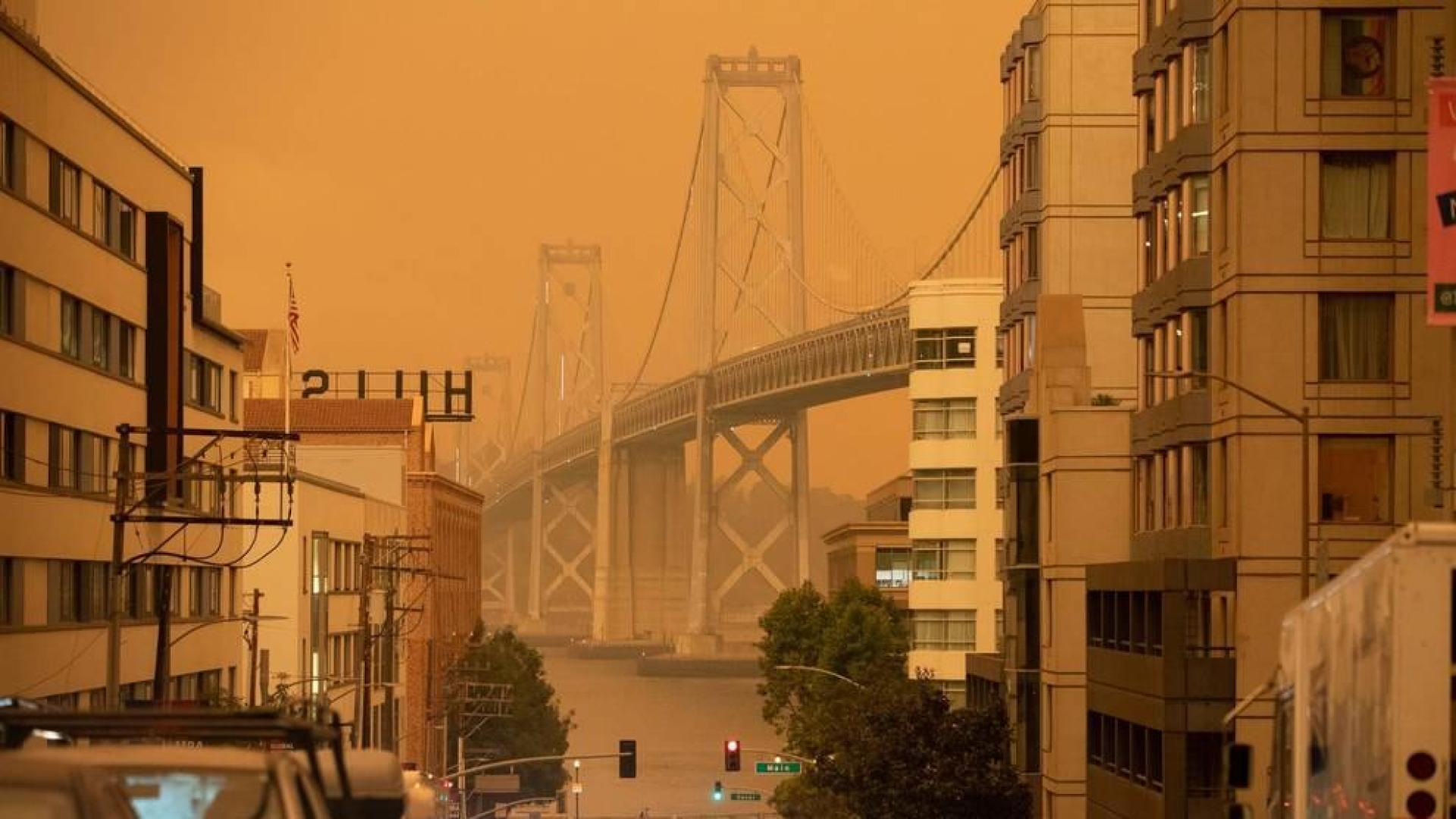 El humo y la niebla cubren San Francisco de un cielo naranja apocalíptico