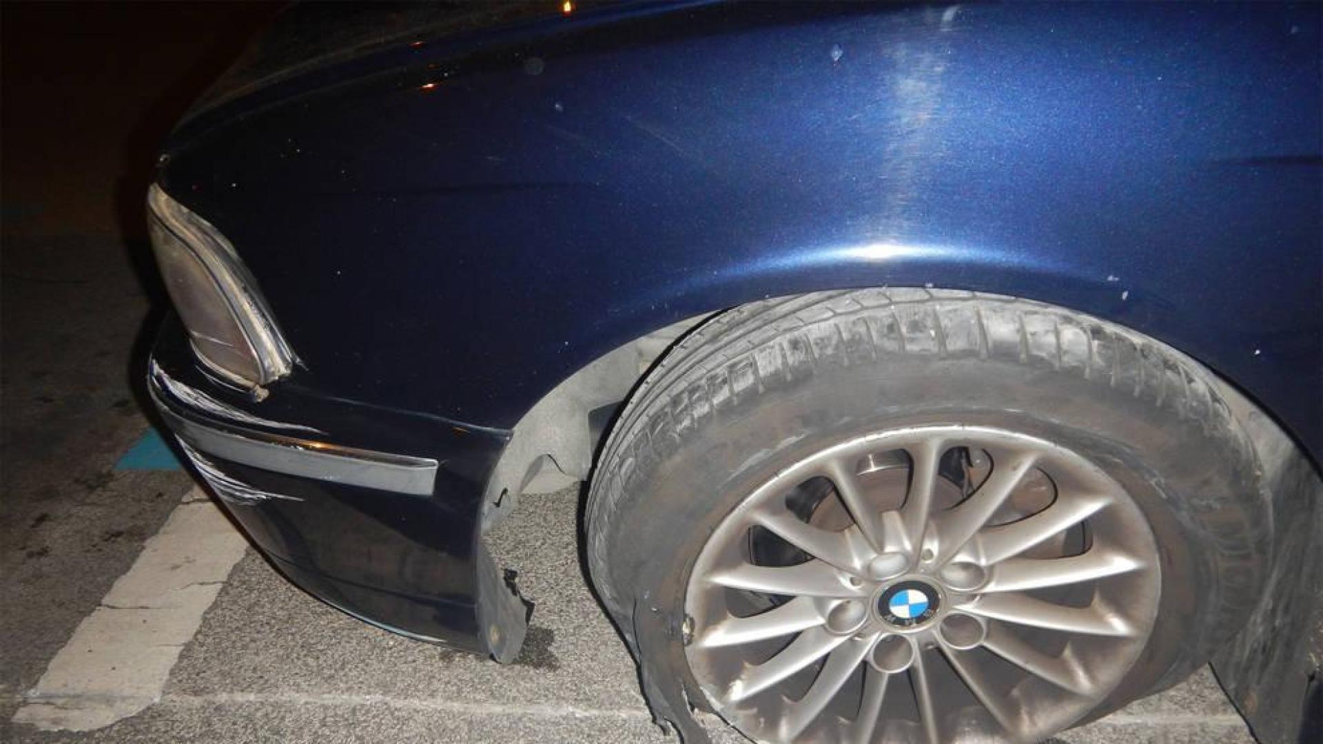 Estado en el que quedó la rueda del coche tras el accidente.