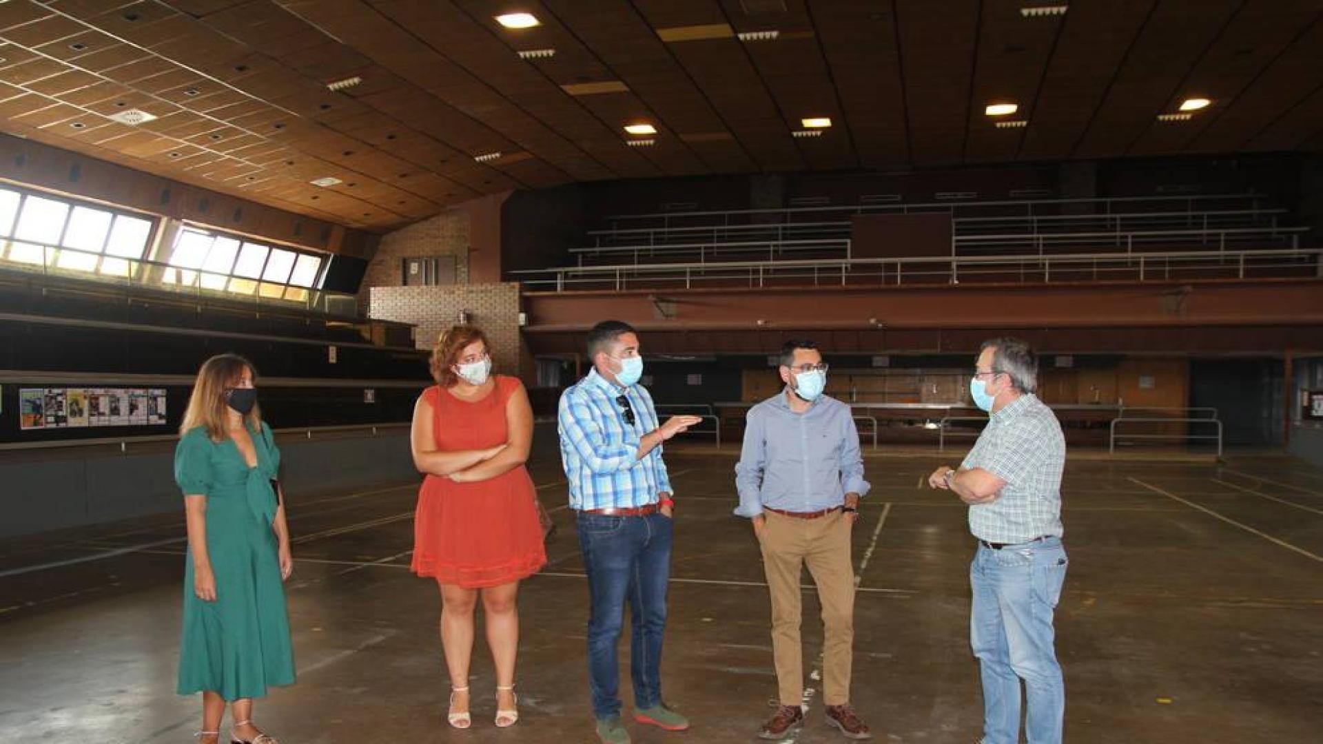El director general Rodríguez, el alcalde Calvo y otras autoridades, en el polideportivo de Ribaforada