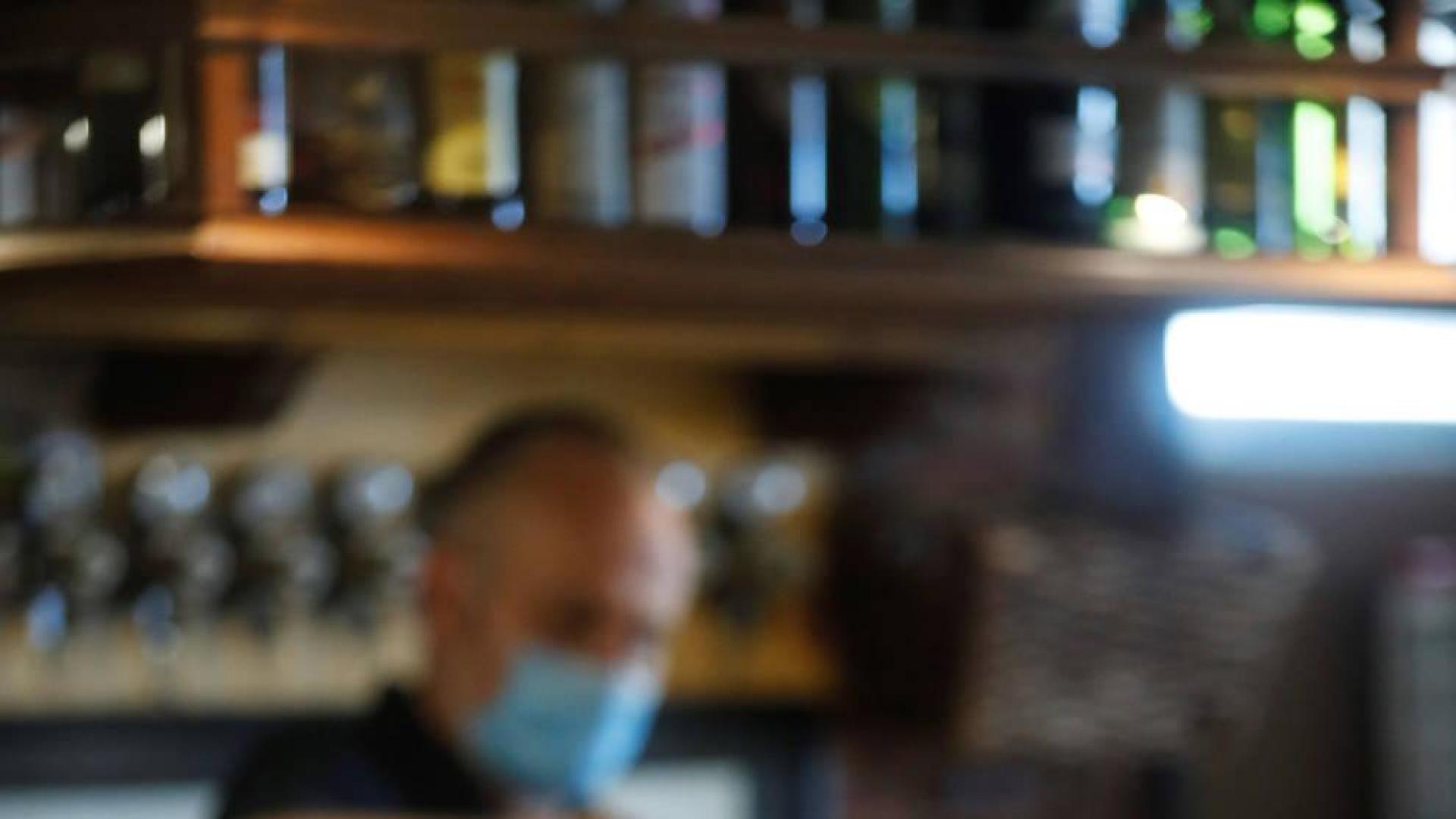 La distancia en las barras de bares, peñas y sociedades deberá ser de 1,5 m