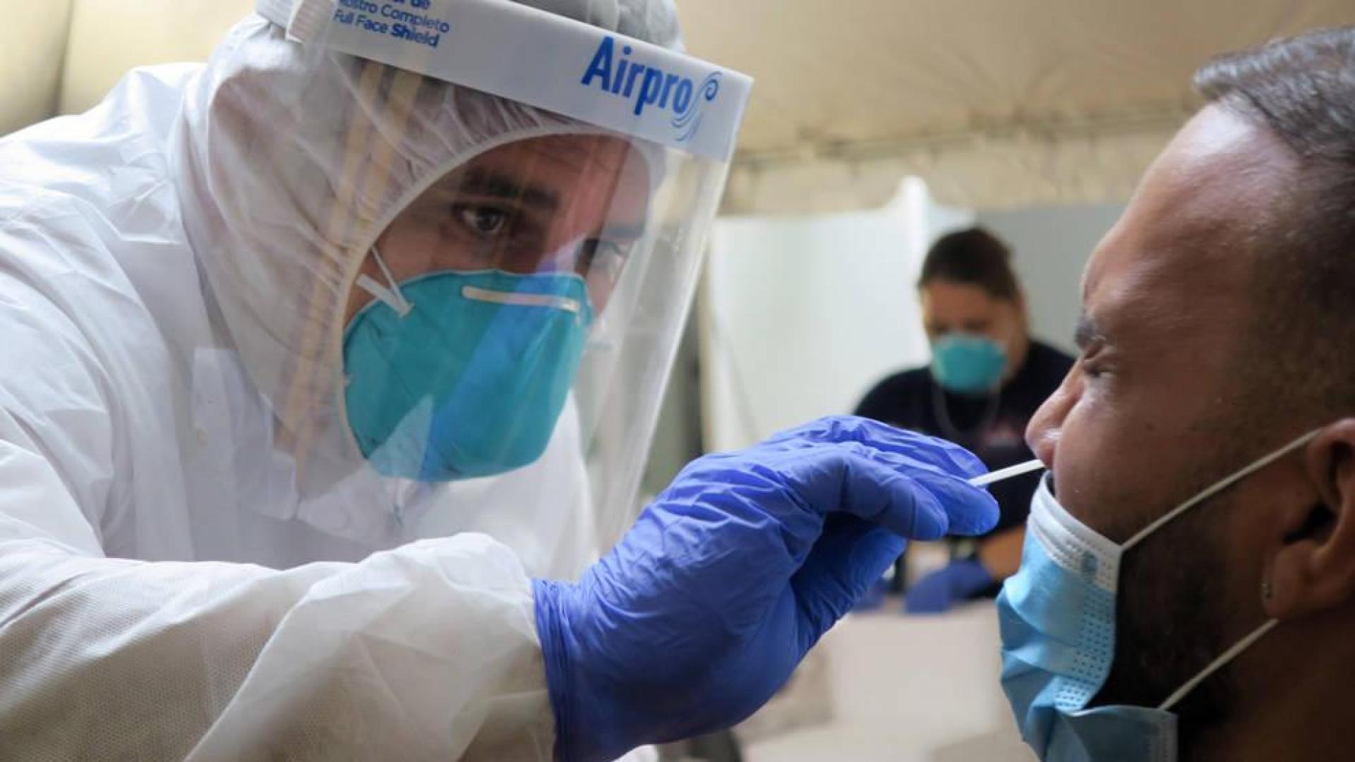Realizando una prueba PCR a un posible contagiado por coronavirus en Puerto Rico