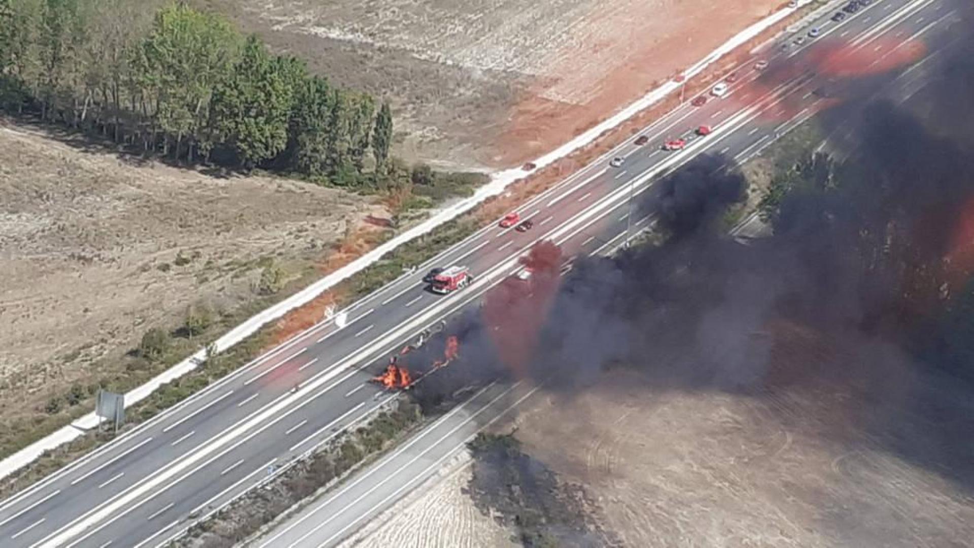 Un camión cargado de paja ha ardido este mediodía en la A-12 entre Zizur y Astráin, en sentido Pamplona causando atascos y restricciones de tráfico.