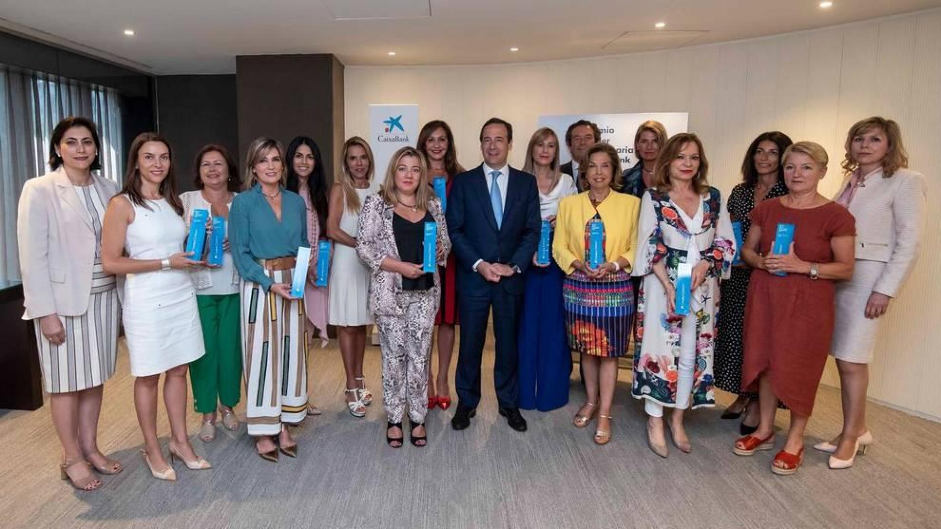 Ganadoras de los premios de 2019 (Laura Sandua, la cuarta por la izquierda) junto al Consejero Delegado de CaixaBank, Gonzalo Gortázar.