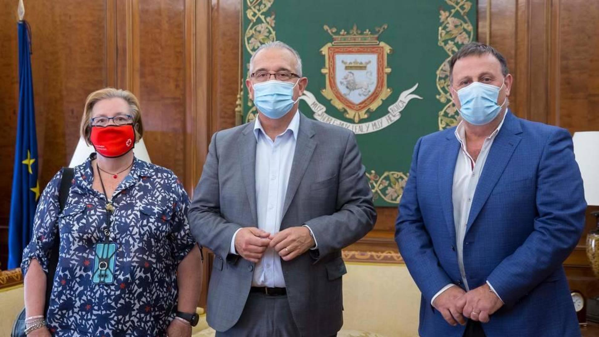 Firma del convenio de colaboración entre el Ayuntamiento de Pamplonay Cruz Roja.