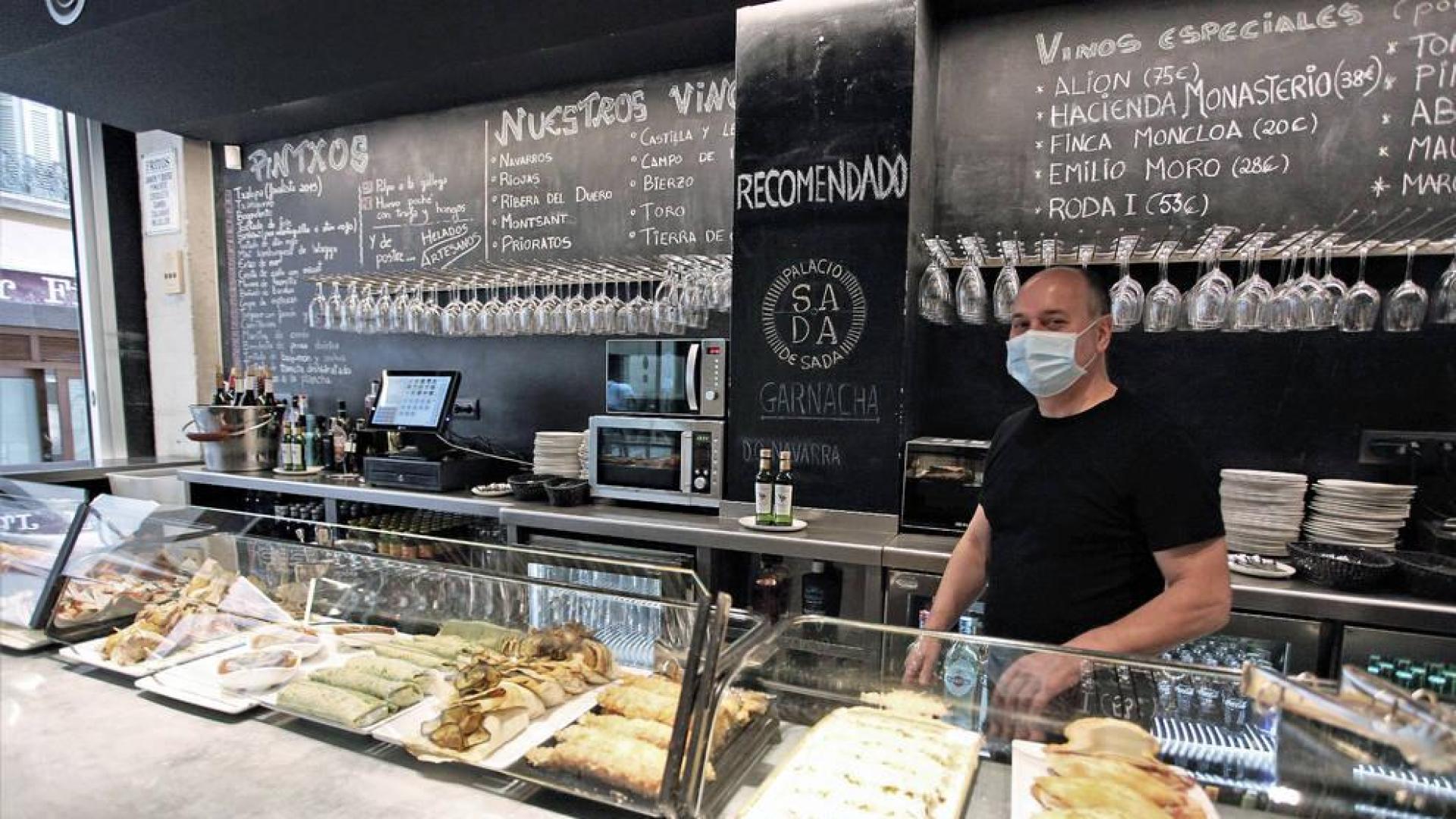 Javier Campos, responsable del bar Guria, en la calle Espoz y Mina.