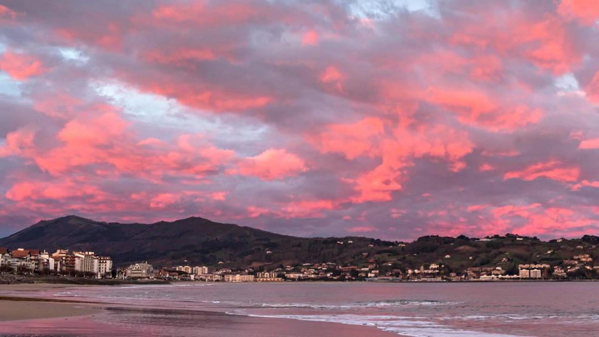 Playa de Hendaya. Al fondo, Fuenterrabía.