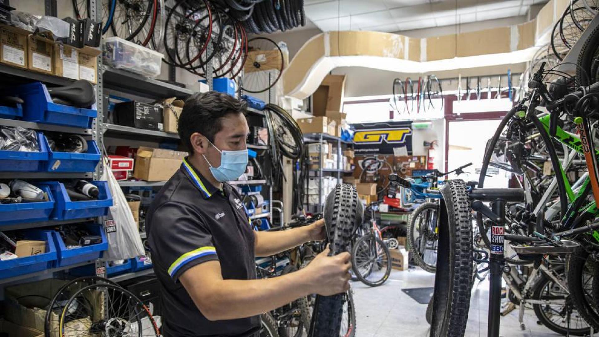 La ayuda para el arreglo de bicis pilla a las tiendas con sobrecarga