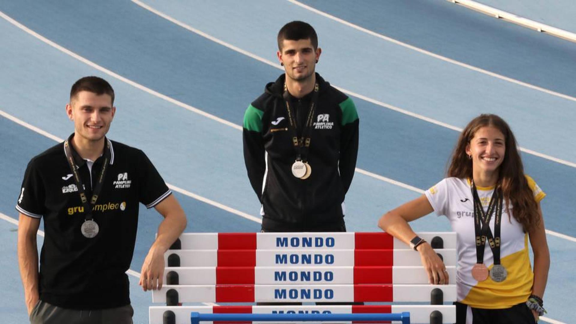 Iker Alonso, a la izda., plata en 400 vallas, Asier Martínez, en el centro, oro en 110, y Nerea Bermejo, a la dcha., bronce en 400 vallas, ayer por la tarde en Larrabide.