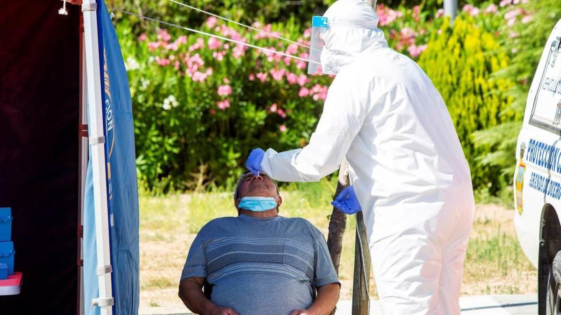 Sanidad informa de 1.683 nuevos casos de COVID-19, un leve descenso frente al miércoles