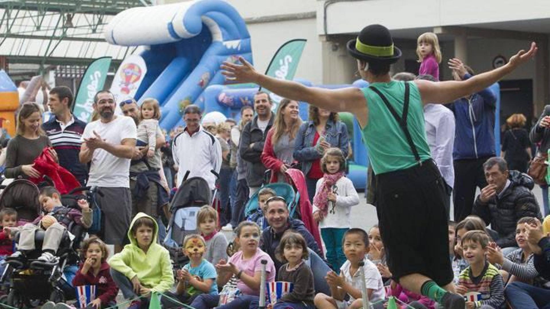 ADANO "pone sonrisas" en Pamplona para visibilizar el cáncer infantil