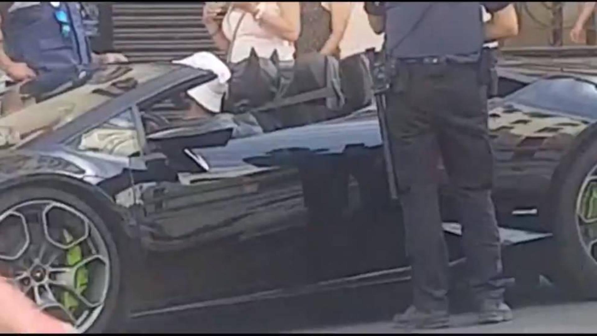 Denuncian a un youtuber disfrazado de Batman en un coche de lujo por la Gran Vía