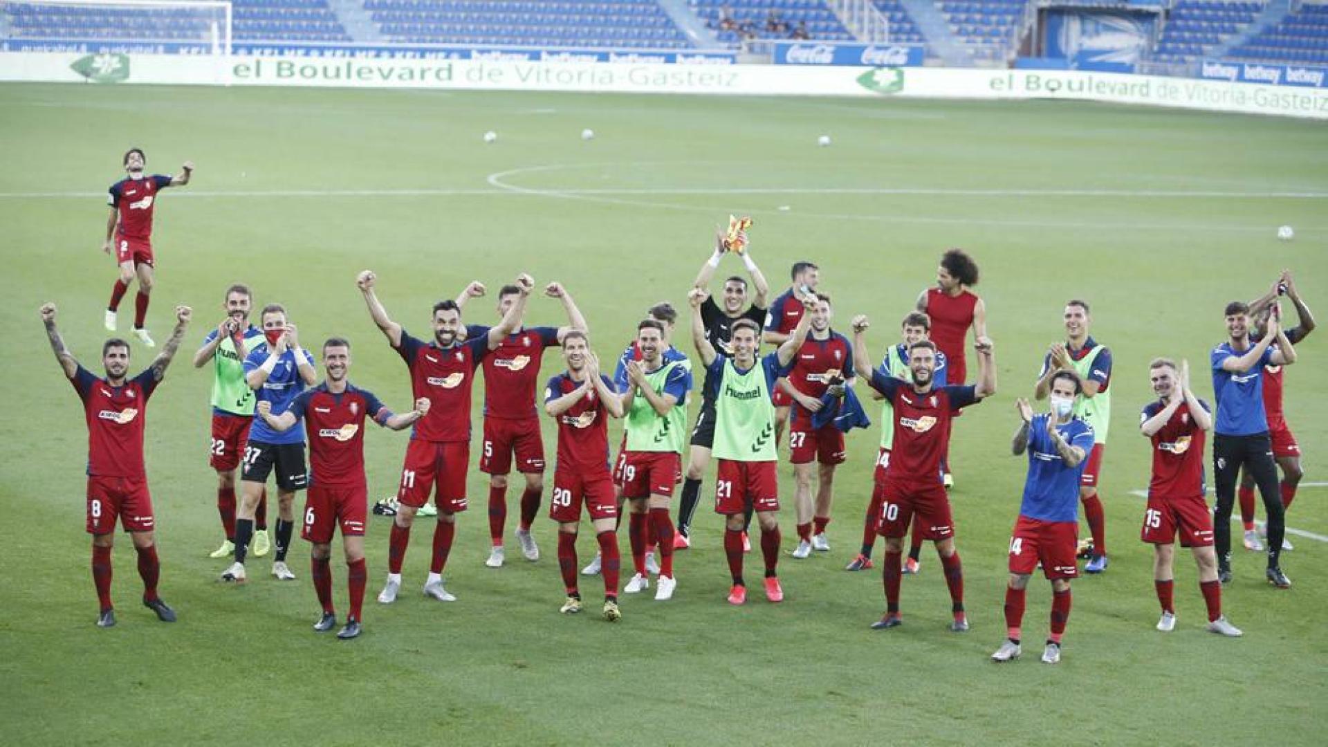 Los jugadores de Osasuna celebran la victoria por 0-1 en Mendizorroza el pasado 24 de junio.