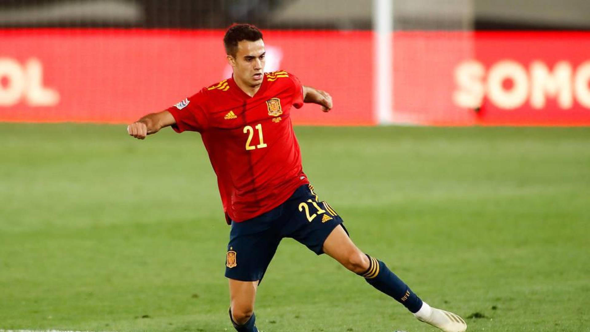 Reguilón, con la camiseta de la selección española.